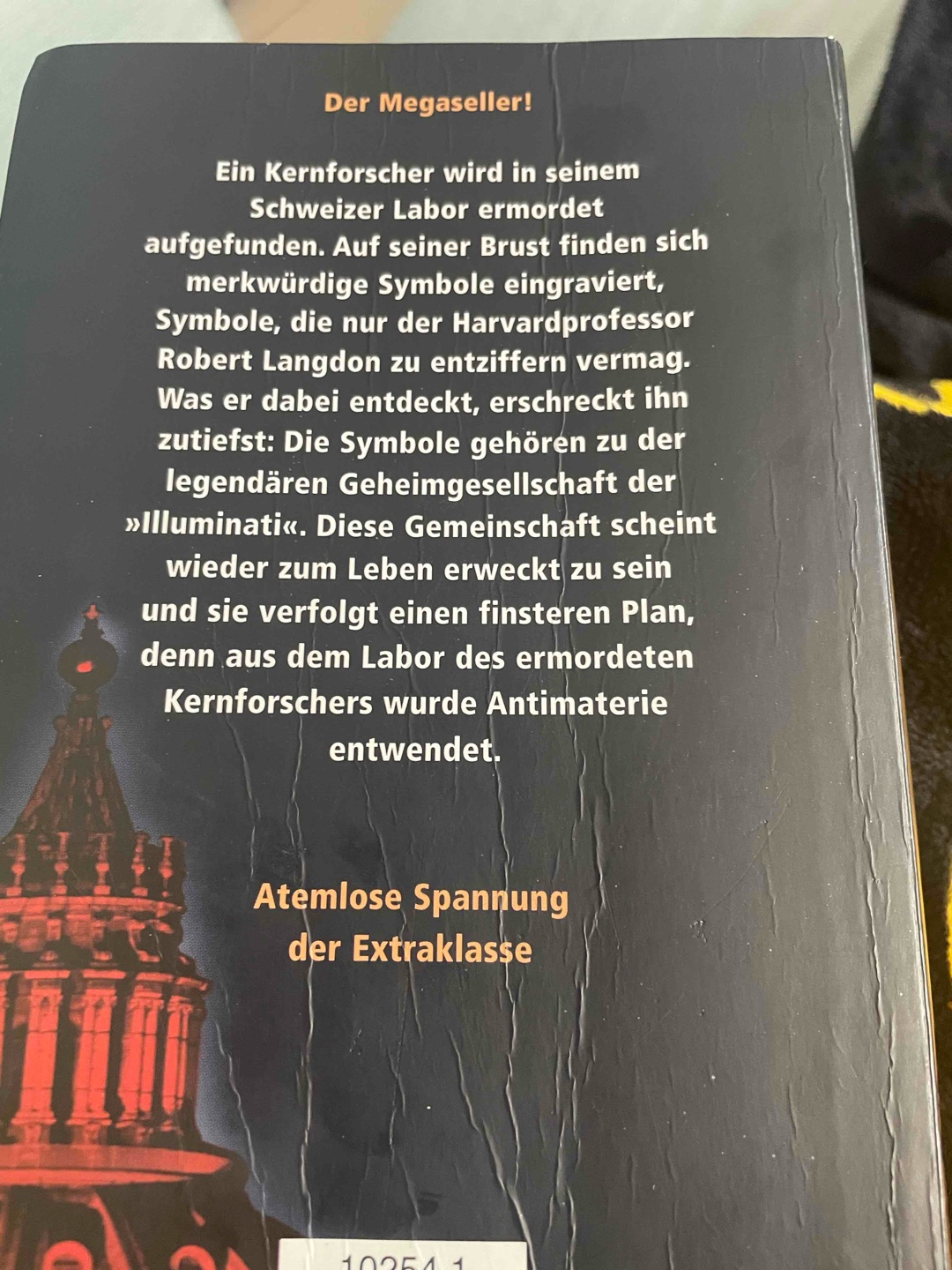 ReRead
Illuminati ist ein rasanter Thriller voller Geheimnisse, Wissenschaft und Verschwörungen. Die Mischung aus Fakten und Fiktion ist faszinierend, die Handlung clever konstruiert und extrem fesselnd.