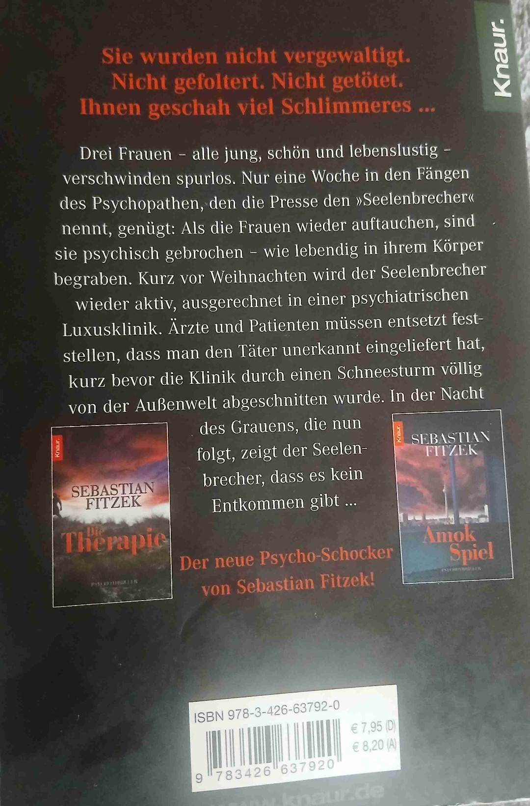 Wieder ein sehr guter Fitzek. Es fing schon geheimesvoll an und von Seite zu Seite stieg auch die Spannung, die auch bis zum Schluss anhielt. Das Ende war wirklich sehr überraschend,den eigentlichen hatte ich mich schon auf einen Täter festgelegt.Mich hat die Story so in den Bann gezogen das ich Probleme hatte das Buch beiseite zu legen. Der Schreibstil war sehr gut so das man förmlich duch das Buch geflogen ist. Auch dieser Thriller hat mir sehr viel Spaß gemacht. 😀