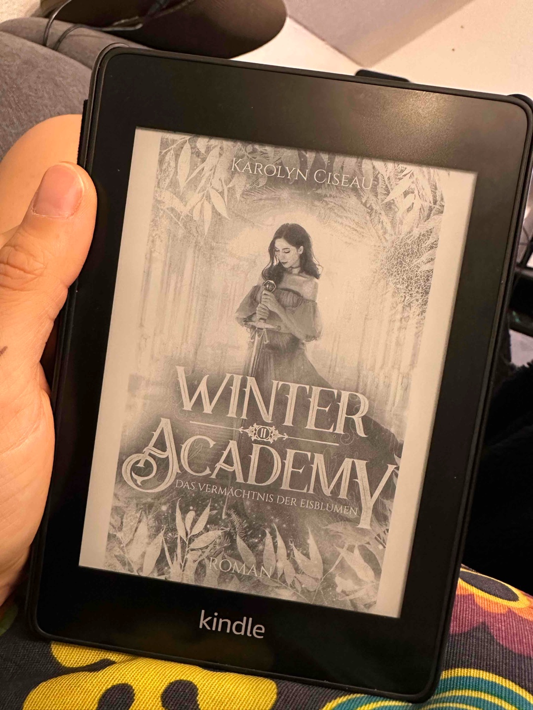 Winter Academy Teil 2 - ich bin leider enttäuscht
Wir tauchen wieder in die Welt der Winter-Academy ein, dabei war der Winterkönig doch besiegt und der Mondstein zerstört oder?