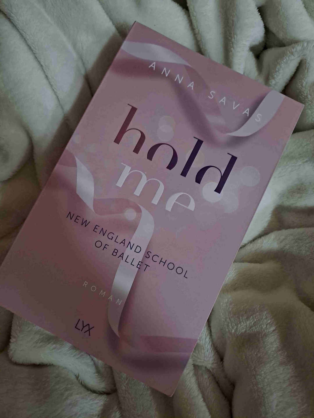 Das Buch war auch sooo gut😍☝️
Es hat mir von Anfang an richtig gut gefallen und mir ein 5🌟vibe gegeben.Das Buch hat mich auch irgendwie an die Serie"Find me in Paris"erinnert,die ich als ich kleiner war immer gerne geschaut habe 🩰.