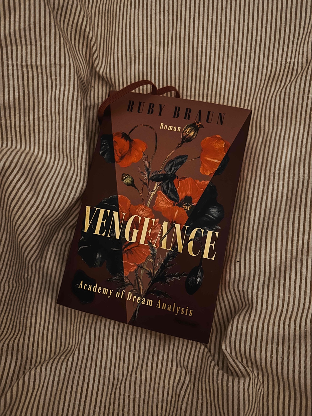 Ein wirklich tolles Buch. Bis zum Schluss gab es viele Geheimnisse zu entdecken. Die Welt mit dem Traumgeborenen hat mir sehr gut gefallen, mal was neues was ich noch nicht kannte/gelesen habe. Die Beziehung zwischen den beiden Hauptpersonen war echt spannend, man hat mitgefiebert. Das Buch hatte auch einige Lacher. Auch die dunkle Welt mit den Schlaflosen hat mich sehr angesprochen. Ich bin jetzt sehr gespannt, wie es weitergeht.