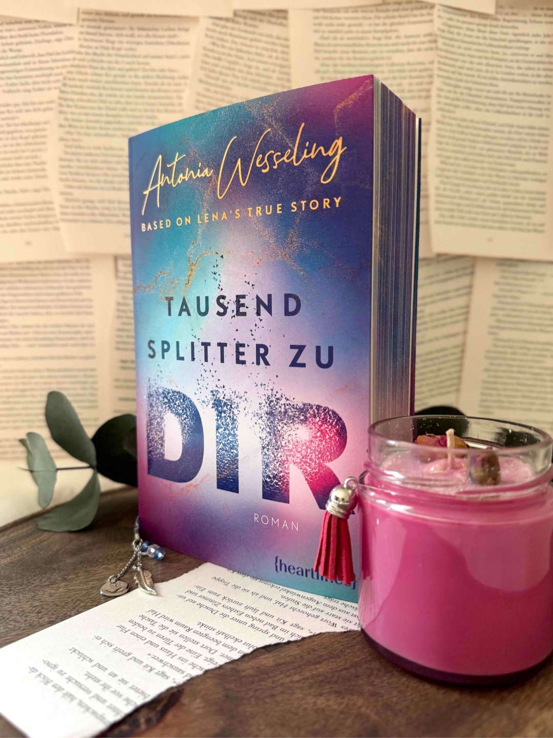 Es fühlt sich an, als würde alles, was uns jemals getrennt hat, in diesem Moment von uns abfallen und mein Herz ... mein zersplittertes Herz nicht mehr ganz, aber auch nicht mehr völlig zersplittert sein. ❤️🩹
