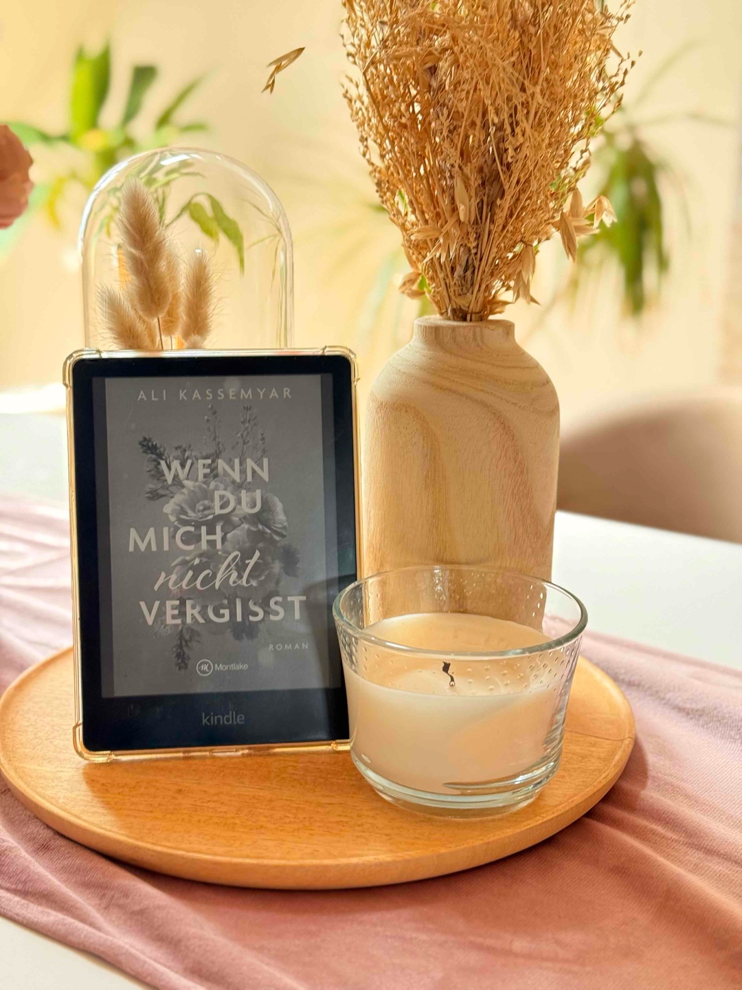 „Wenn du mich nicht vergisst“ ist ein emotionales, schön erzähltes Buch, das ich in einem Rutsch durchgelesen habe. Die Geschichte ist kurzweilig und gleichzeitig berührend, genau die richtige Mischung für ein paar intensive Lesestunden. Der Schreibstil von Ali Kassemyar ist angenehm leicht, flüssig und verständlich, was das Lesen wirklich entspannt gemacht hat. Besonders gefallen haben mir die authentischen Protagonisten. Ihre Gedanken und Handlungen wirkten realistisch und nachvollziehbar, wodurch ich schnell in der Geschichte drin war. Die Handlung ist ruhig, aber dennoch fesselnd. Ohne unnötiges Drama, aber mit viel Gefühl.