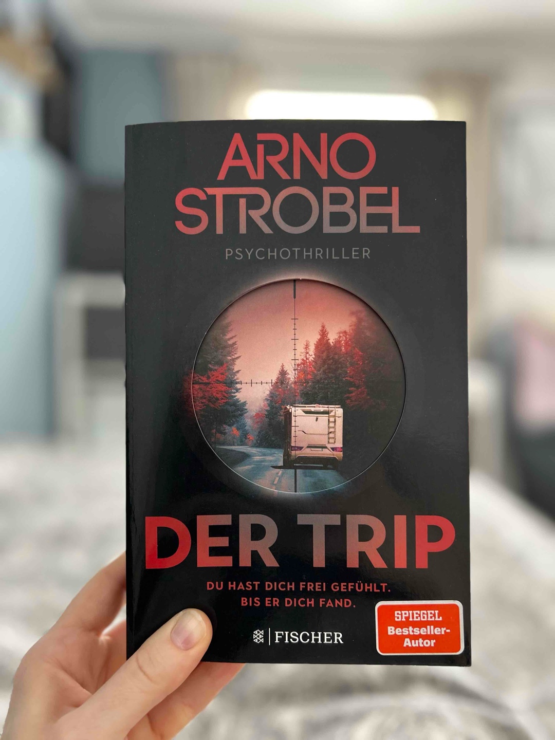 🏕️☀️🌳
War ein eher weniger doll spannendes Buch, mit <350 Seiten war ich innerhalb von 2 Tagen aufgrund des flüssigen Schreibstils schnell durch. 
Wäre sicherlich nicht das Buch, was ich jemandem direkt als erstes empfehlen würde. 
Fand es schnell durchschaubar und das Ende war sehr abrupt und unspektakulär. Haut einen eher nicht so aus den Socken 😅🧦 
Fand die Grundidee mit dem Camping-Setting aber mal was anderes! 