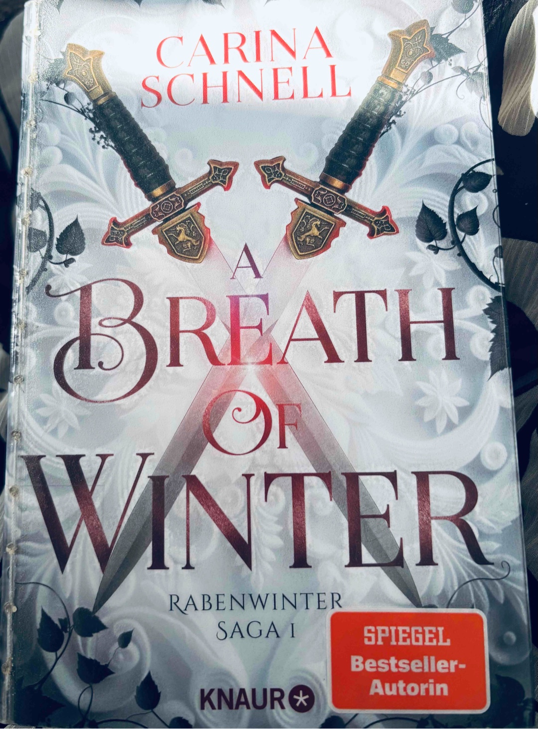 A Breath of Winter.
Ein tolle Story mit nordischem Flair.
Auch wenn man schnell dahinter kommt, wie der Verlauf der Geschichte ist, ist es ein gelungenes Buch.
