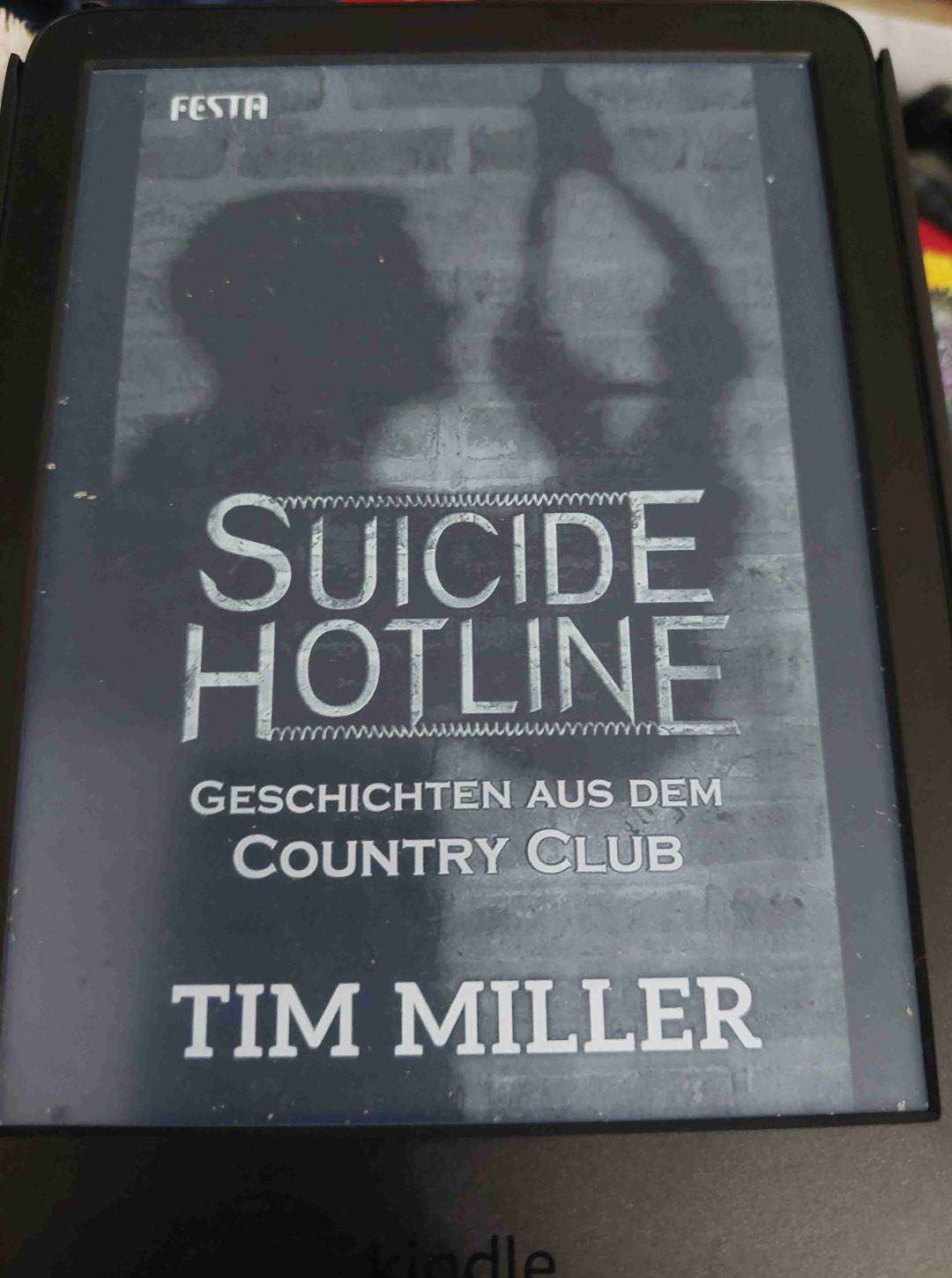 Einfach nur krass. Die Vorstellung, dass es sowas geben könnte ist grauenvoll. Dieses E-Book enthält die Geschichten Suicide Hotline und Geschichten aus dem Country Club