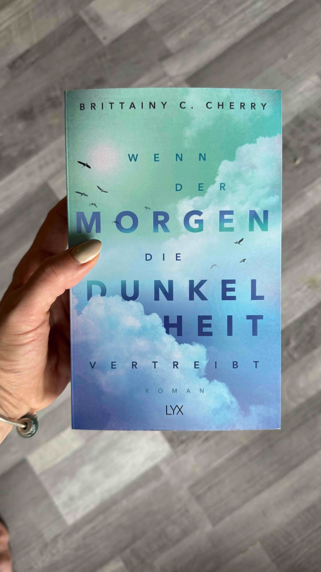 Die Story hat mich einfach so in Ihren Bann gezogen, konnte das Buch gar nicht mehr aus der Hand legen!
Das „Monster“ der Stadt und die Pastorentochter finden zusammen? Ein Skandal 🤭