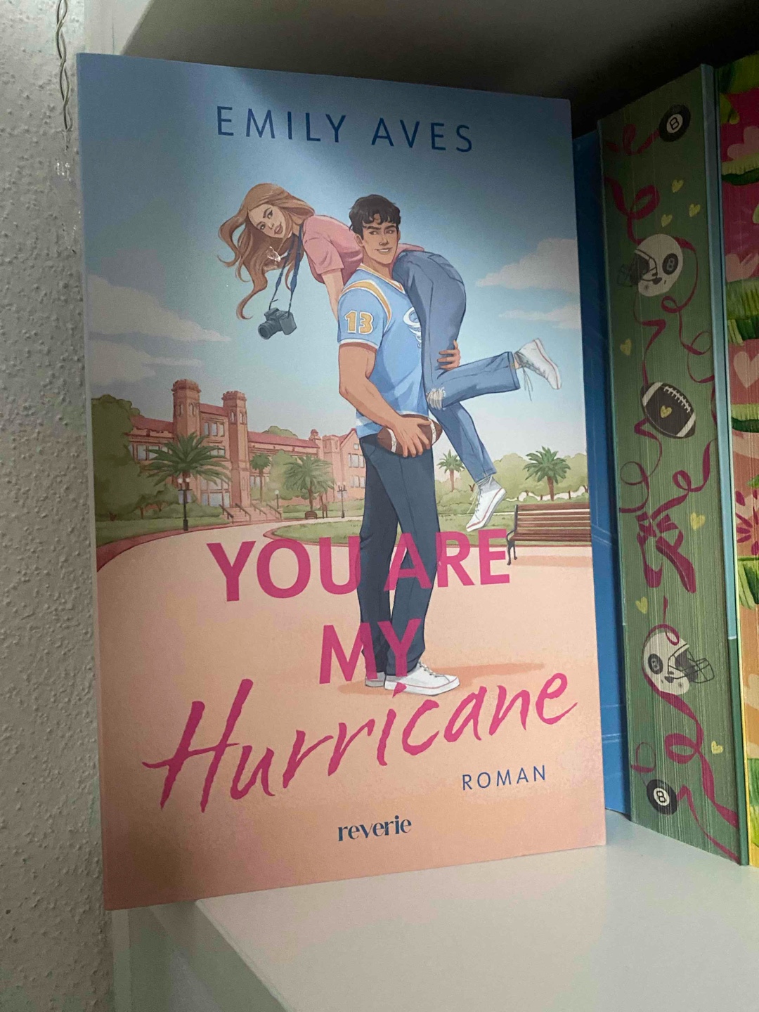 Tolle Sportsromance, mochte ich gern. Maeve und Carter waren ein tolles Team. Auch Carters private Situation war sehr berührend.
Maeve hat ebenfalls keine leichte Vergangenheit gehabt und hat damit immernoch zu kämpfen, öffnet sich aber nach und nach Carter, als sie merkt, dass sie ihm vertrauen kann.
Hat mir sehr gefallen. 🩷