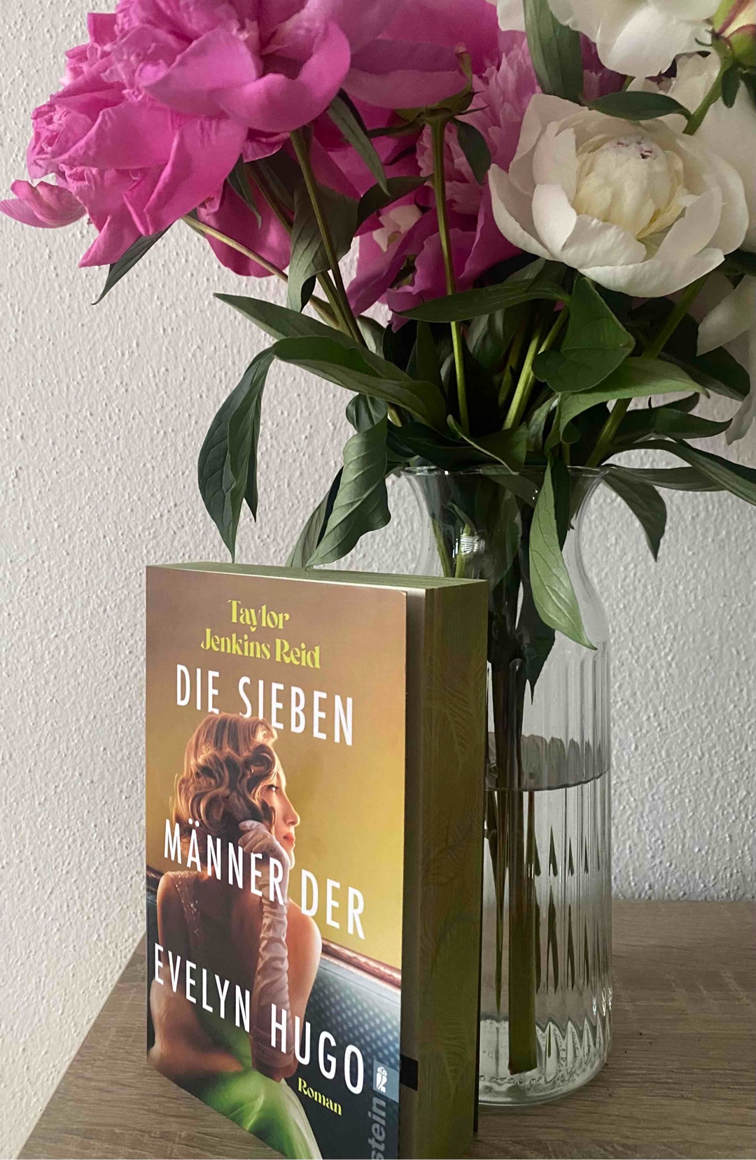 Was für eine Geschichte! Hab ich so nicht erwartet, bin aber mehr wie begeistert!
Glamourös, berührend, schockierend und zielstrebig.
Evelyn ist eine Protagonistin, die ich so noch nie gelesen habe, ich kann es gar nicht beschreiben, es war faszinierend und hat mich in ihren Bann gezogen.
Absolutes Highlight für mich! 💚
Taylor Jenkins Reid Charakter Beschreibungen sind einzigartig, schon Carrie Soto war erfrischend anders und so ist auch Evelyn Hugo, unerwartet toll!