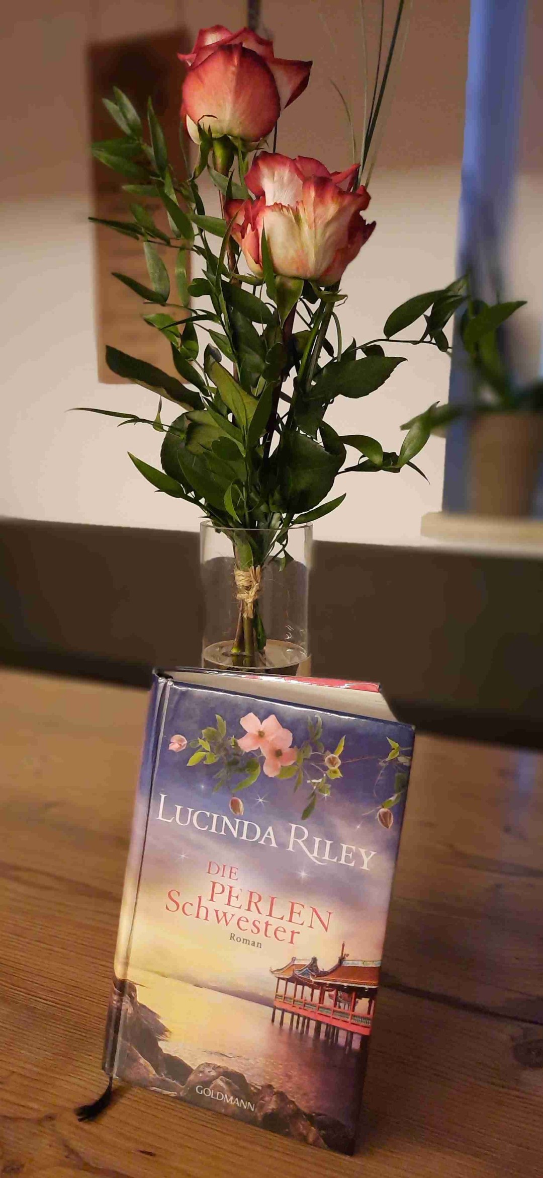Die Geschichte der 4. Schwester führt uns nach Australien 🦘🥰 und haben mir persönlich ganz besonders jene Teile im Buch gefallen, in denen die Geschichte der ursprünglichen Familie von CeCe beschrieben wird! 😊🥰
CeCe als Protagonistin selber war jetzt nicht ganz mein Fall. Im Vergleich zu den anderen Schwestern bin ich mit ihrer Art leider nicht warm geworden und hat mich das Buch deshalb nicht ganz so gepackt, wie die vorherigen Bände.
Die klare Leseempfehlung für diese tolle Buchreihe bleibt dennoch aufrecht! 📚😍 Hier sind schöne Lesestunden garantiert! 🤩