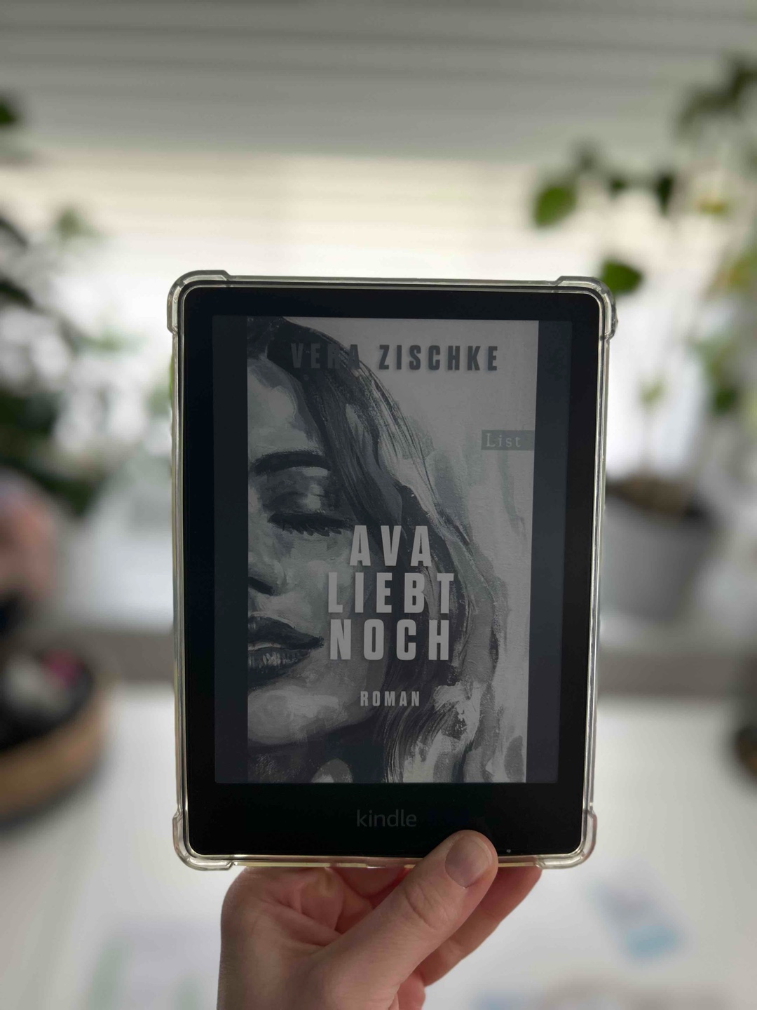 Durch Bookstagram auf das Buch aufmerksam geworden - ein 5 ⭐️ Highlight oder ein lebensveränderndes Buch ist es für mich aber nicht geworden. 
Fand es eine durchaus inspirierende und nachdenkliche Sichtweise/Erzählung bzgl. Ehe/Muttersein und zeigt Ängste auf, die vermutlich  viele Frauen haben. Ob der Umgang so wie er im Buch passiert, der richtige ist, steht auf einem anderen Blatt 🙈 aber es schafft durchaus awareness für ein kritisches Thema. 
War erst im Zwiespalt es abzubrechen, wollte dann aber doch wissen wie es ausgeht und ob nicht doch noch der Moment kommt, der mich absolut bereichert 😬 
Gut gefallen hat mit der Vibe, zu sich selbst zu stehen & sich nicht zu verstecken, nur weil es nicht „gesellschaftskonform“ ist wie man lebt/was man macht 💪🏻 (war jetzt für mich aber keine absolut neue Erkenntnis 😇) 