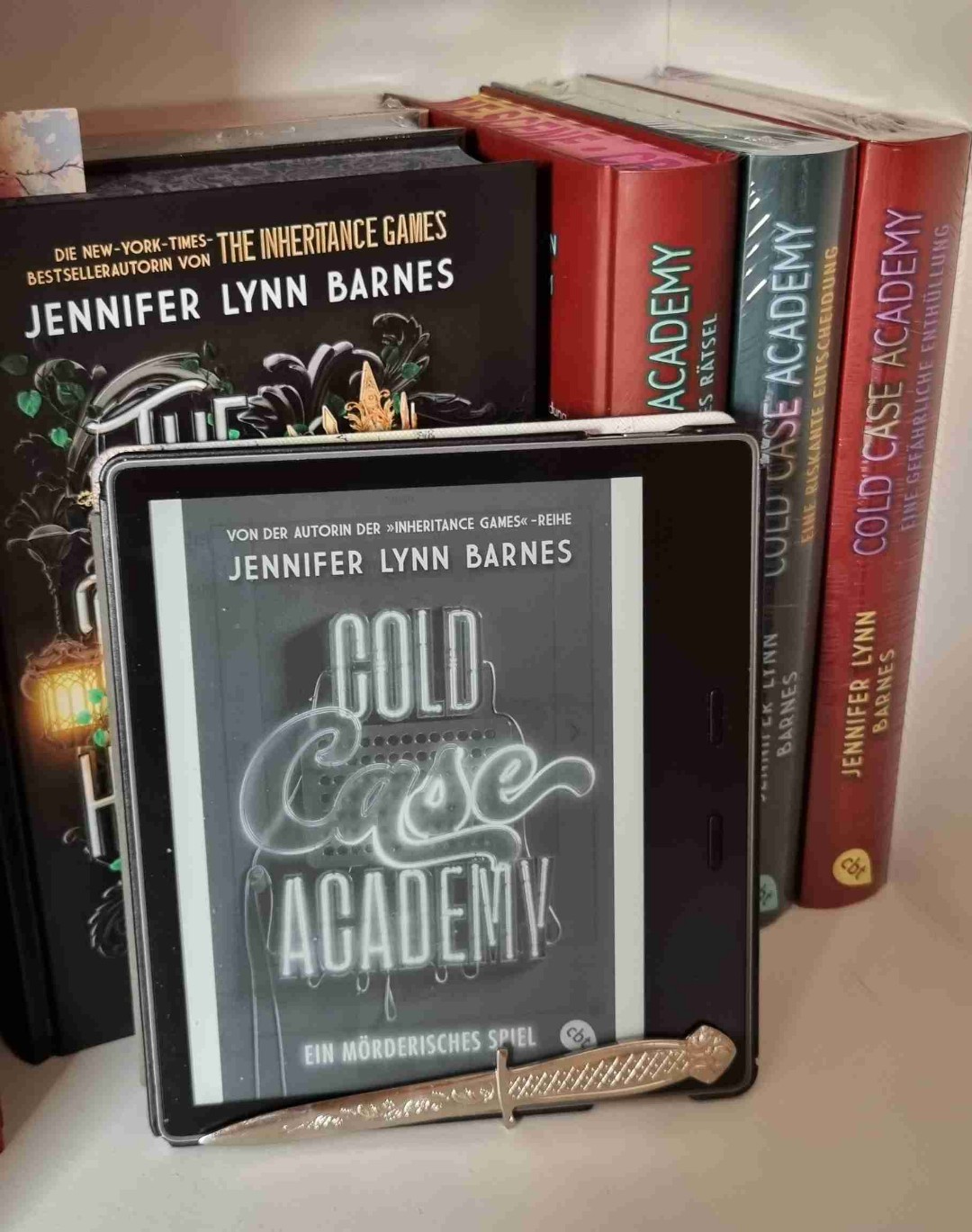 Cold case academy - Ein gefährliches Spiel
Es geht um Cassie die eine Begabung brsitzt Menschen zu lesen und sich in diese hineinzuversetzen. Durch diese gabe eird sie auf der Cold Case Academy aufgenommen und soll eigentlich übungsfälle lösen... bis es sich nicht mehr vermeiden lässt 😁
Sehr spannend geschrieben, man rätselt mit und möchte den Fall lösen, für mich aber unerwartetes Ende. Genauso mag ich Bücher wenn es unvorhersehbar bleibt.
Super Reihenanfang ich freue mich aufs nächste.