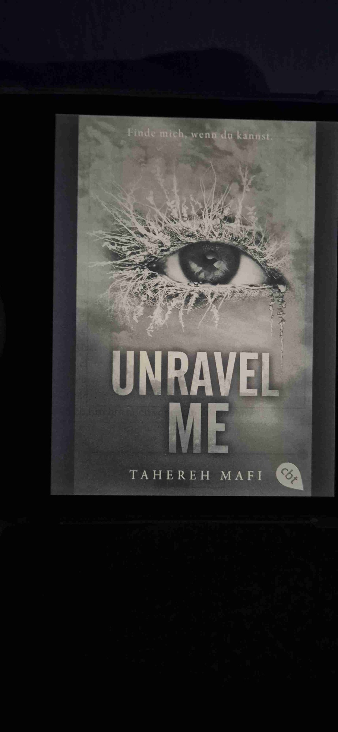 Ein zweiter Band, der alles auf den Kopf stellt: Emotionale Tiefe, explosive Momente und ein Warner, der sich in mein Herz geschlichen hat. Unravel Me ist Chaos in Buchform – und ich habe es geliebt! 🖤🔥