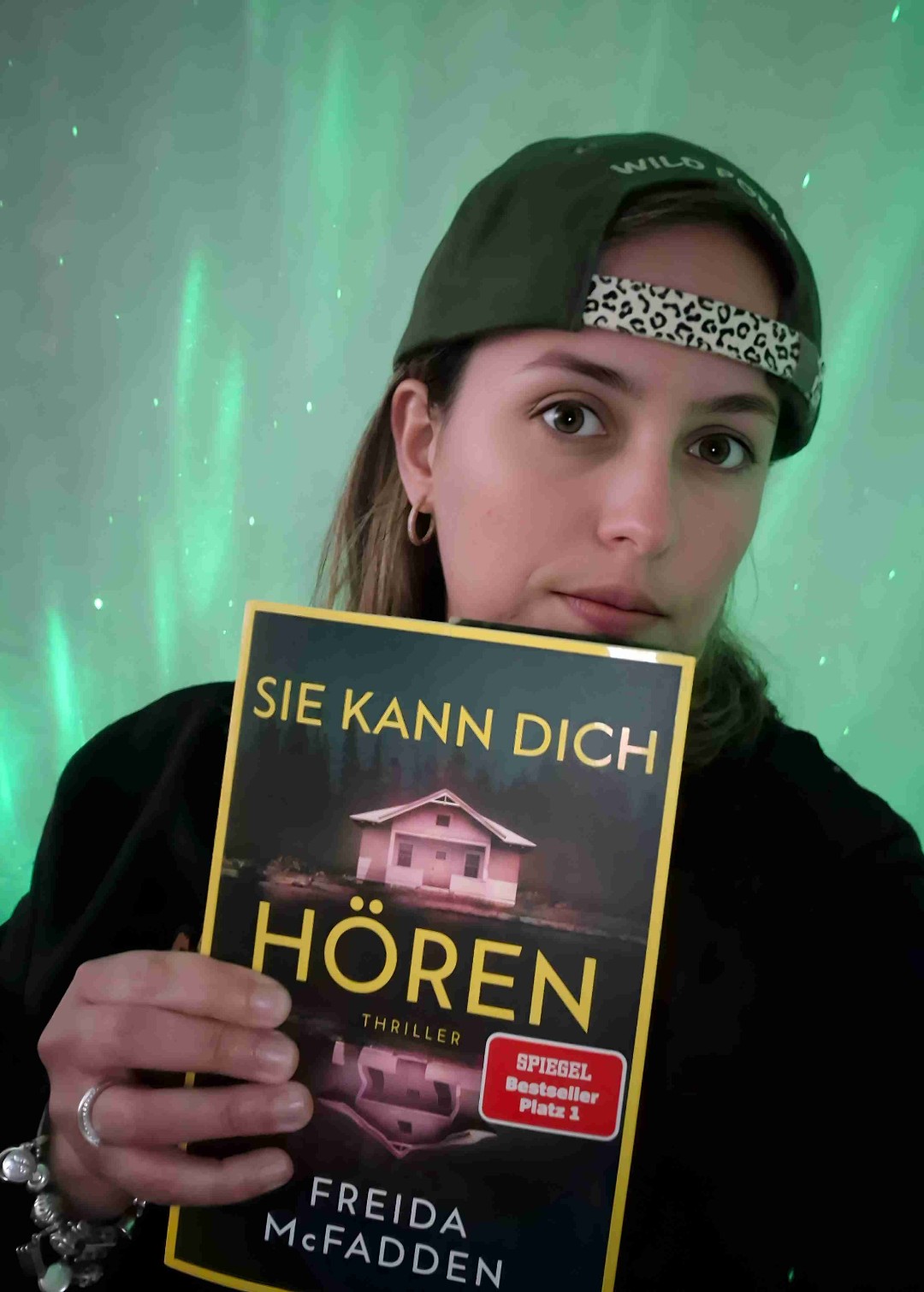 Hey, hast du „Sie kann dich hören“ von Frieda McFadden gelesen?!
Wenn nicht, solltest du es unbedingt nachholen !!!