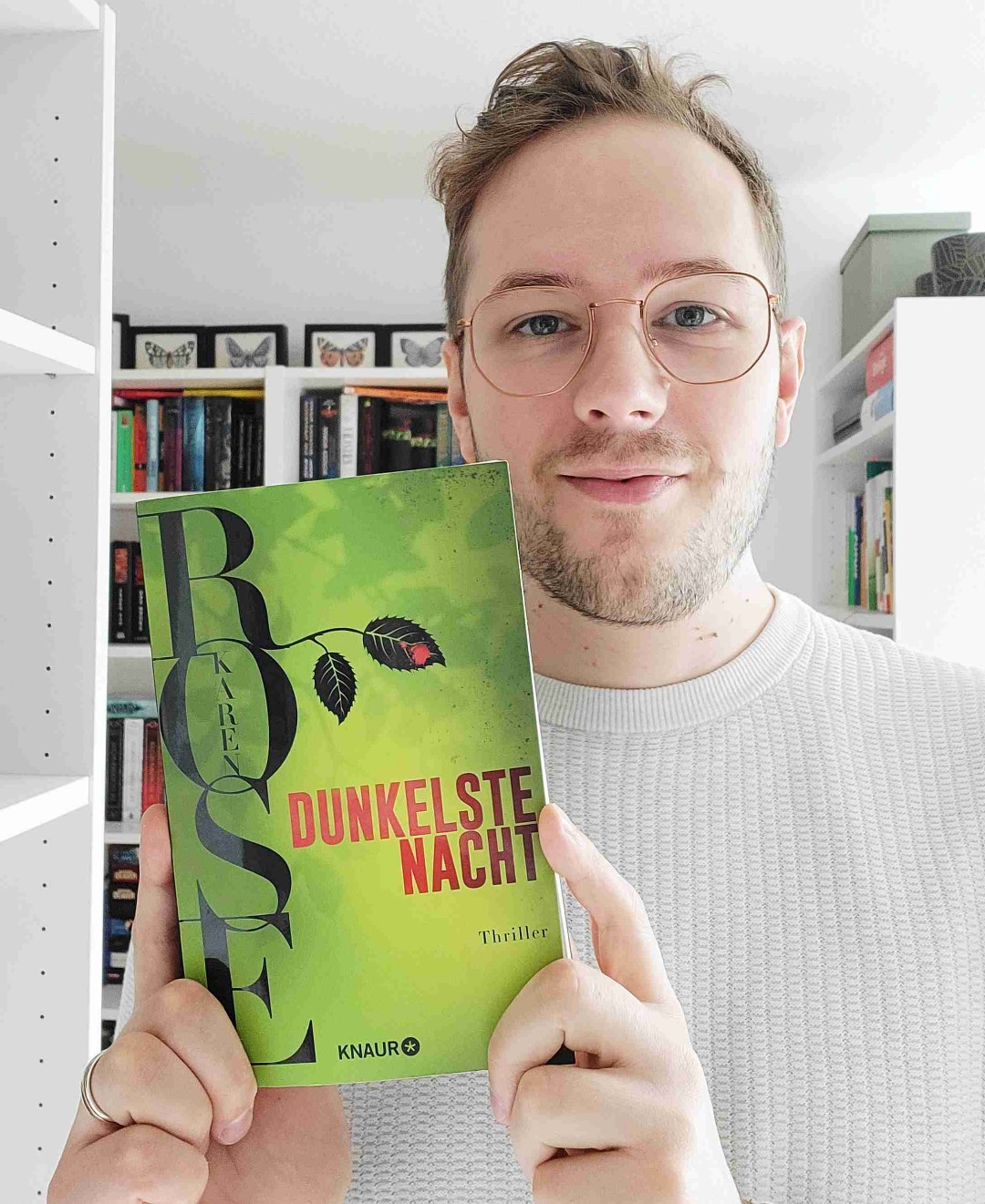 🌪🌪🌪🌪🌪🌪🌪🌪🌪🌪🌪🌪🌪🌪🌪🌪
Viele Charaktere machen das Buch zu einer echten Herausforderung. Worauf man sich aber verlassen kann: die absoluten Sympathien, die man für die Protagonisten empfindet und die herrlichen Boshaftigkeit der Antagonisten. Obwohl das Buch gut 200 Seiten weniger hätte vertragen können, liebe ich es einfach, in Karen Rose Geschichten einzutauchen.
🌪🌪🌪🌪🌪🌪🌪🌪🌪🌪🌪🌪🌪🌪🌪🌪