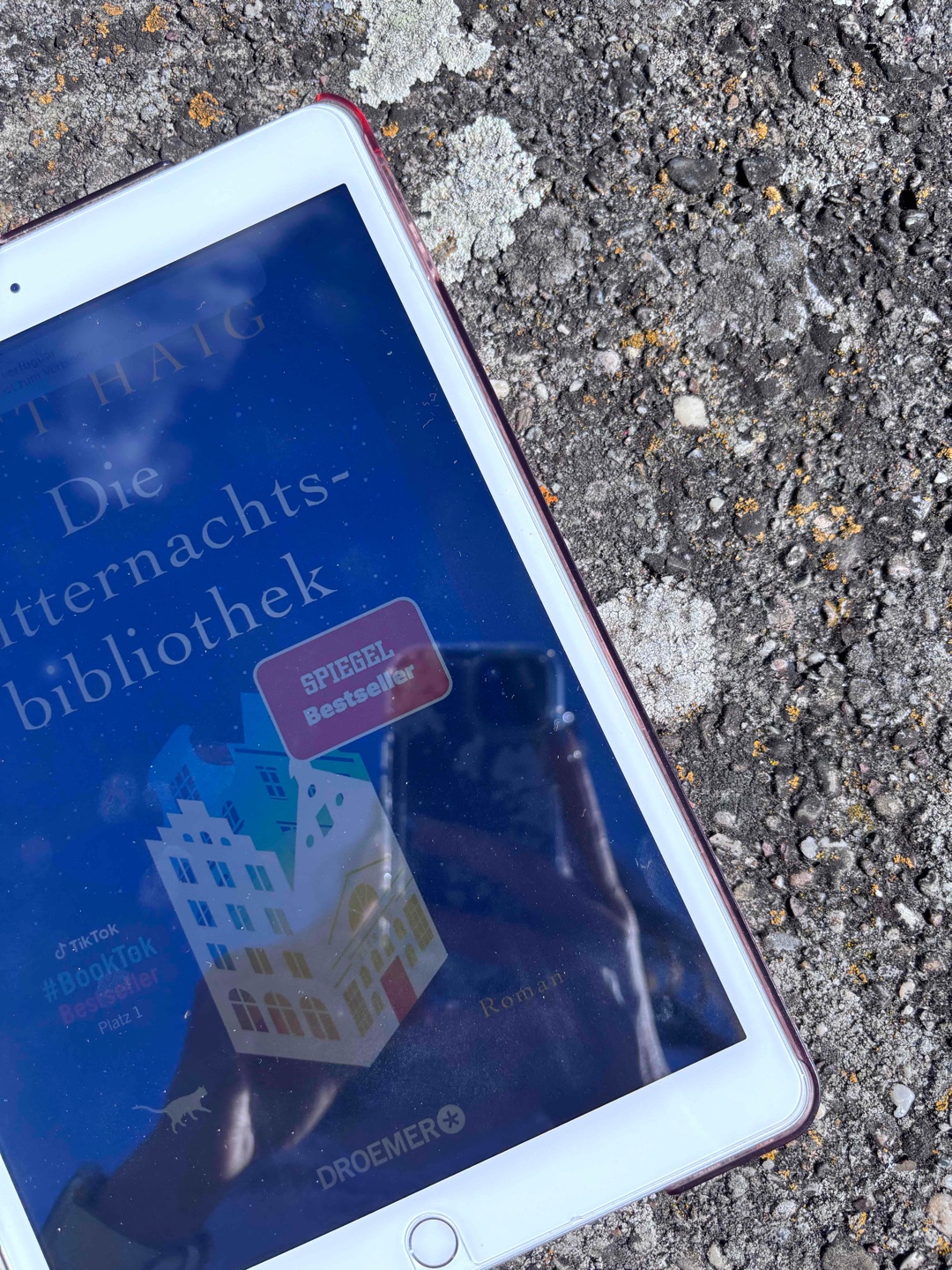 Die Idee des Buches hat mir gefallen. Jedoch finde ich es schwierig, wenn sich Situationen immer wiederholen. Es müsste dann eine Steigerung geben. Ich habe mich dabei ertappt, wie ich gedacht habe: Nicht schon wieder ein neues Leben, das wir uns anschauen. Ein oder zwei Leben hätten gereicht – dafür mit etwas mehr Tiefe in der Geschichte.