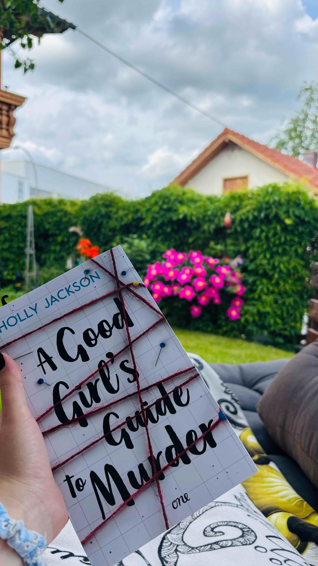 Ich bin ein großer Fan von True-Crime-Podcasts und dieses Buch liest sich genau so. Ich habe jede Seite verschlungen. Der Schreibstil ist super und es gibt so gut wie keine langweiligen Nebensequenzen. Ich kann es nur sehr empfehlen. 😍