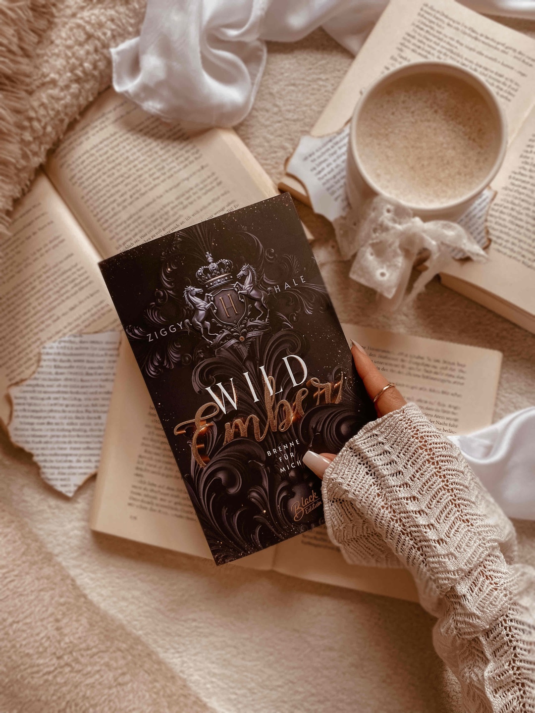 Ein fesselndes Spiel aus Geheimnissen, Emotionen und dunkler Anziehung – “Wild Ember” lässt dich nicht mehr los. 🖤🐎✨