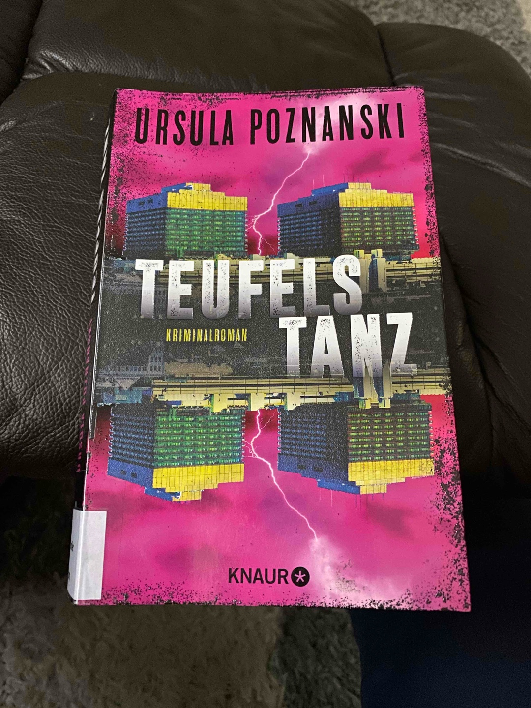 Endlich konnte ich den letzten Teil der Trilogie um Fina Plank und die Wiener Mordermittler lesen. So nach und nach setzte sich das Puzzle um die „Stimme aus dem Off“ zusammen und doch hat mich die Lösung überrascht und betroffen gemacht. Ein bisschen versöhnt hat mich dann die Seite 361.
An Ursula Poznanski kommt man einfach nicht vorbei, für mich ist sie die beste deutschsprachige Krimiautorin.
Absolute Empfehlung !