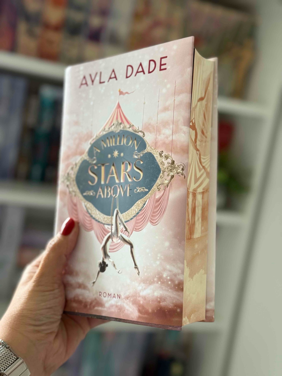 „A Million Stars Above“ hat’s mir am Anfang echt nicht leicht gemacht. Und das lag nicht am Schreibstil, sondern an den Protagonisten. Ich hatte richtig dolle Startschwierigkeiten, weil alles zwischen ihnen so extrem toxisch wirkte. Ich war ehrlich gesagt ziemlich genervt und konnte lange keine wirkliche Verbindung zur Story oder den Figuren aufbauen. Was mich wirklich begeistert hat, war das Setting im Zirkus. Total atmosphärisch, mal was anderes! Die ganzen Geheimnisse und Intrigen haben immer wieder für Gänsehautmomente gesorgt. Zum Ende hin hat mich die Story dann doch noch mehr gepackt. Und obwohl ich insgesamt eher gemischte Gefühle habe, werde ich wegen des fiesen Cliffhangers definitiv weiterlesen. Ich bin neugierig, wie’s weitergeht. Und hoffe auf weniger Frust mit den Charakteren im nächsten Band.