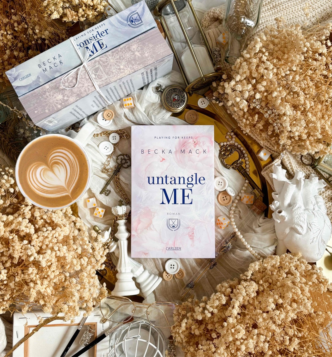 Untangle Me war wie eine warme Umarmung an einem grauen Tag – kitschig, vorhersehbar, und genau deshalb einfach perfekt. Adam und Rosie haben mein Herz berührt, mich zum Lächeln gebracht und mir gezeigt, wie schön es ist, wenn zwei gebrochene Menschen zusammen wieder heil werden.🩵