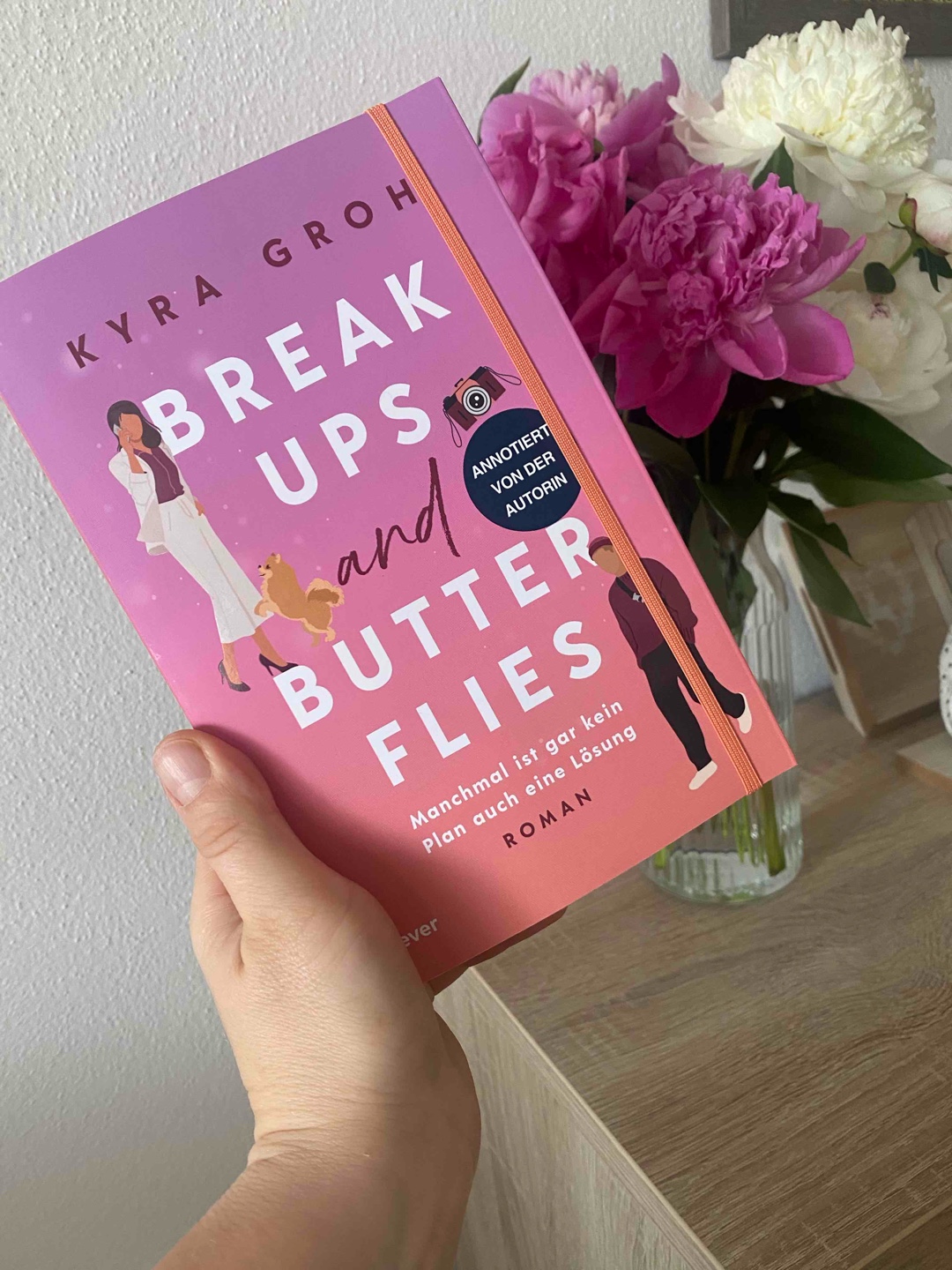 Ich hab so gelacht bei einigen Szenen 😆 was sich Kyra Groh immer einfallen lässt, wirklich gut! 
Ich habe es als Hörbuch gehört und auch die Sprecherin war großartig! 
Eine gute Geschichte, Mara lässt sich am Anfang viel gefallen, ob von ihrem Verlobten oder ihrer Mutter, ihrer Arbeitgeberin, grausam, man möchte sie schütteln! Aber dann wendet sich das Blatt und sie steht für sich ein und auch ihren Bruder! 👍🏻 
Ein nettes Buch, kann ich mir auch gut als Urlaubslektüre am Strand vorstellen 😎 