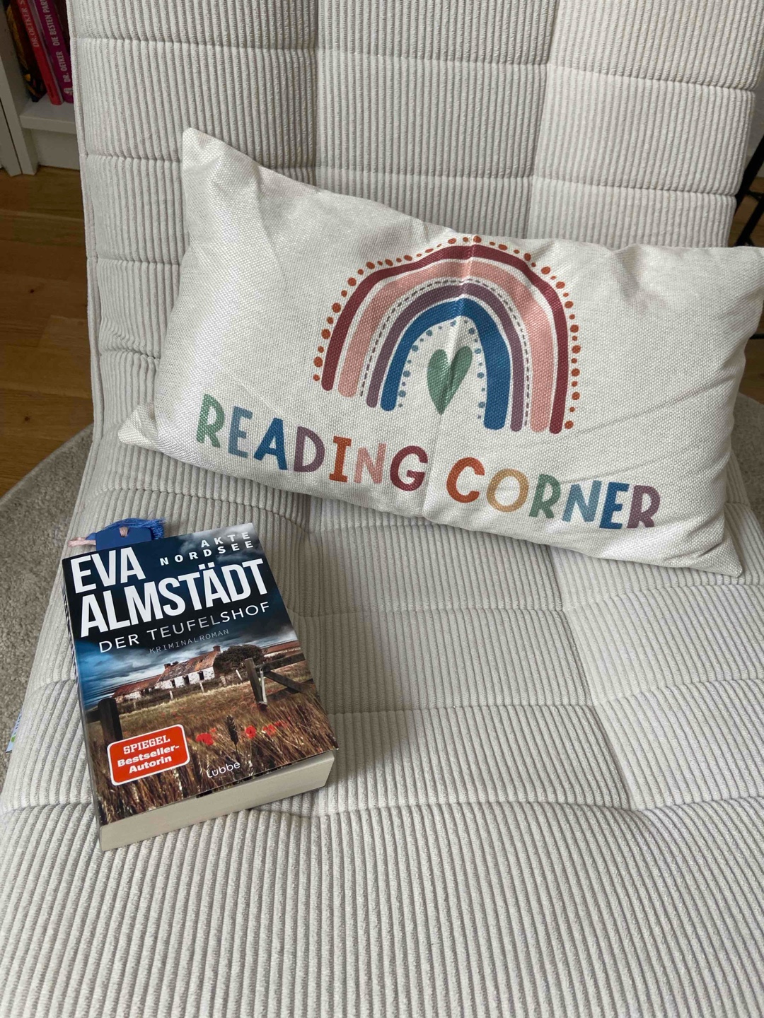 ~ Dieser Teil der Akte Nordsee war für mich etwas spannender als der erste. Lässt sich gut lesen. Bis zum Schluss tappt man im Dunkeln.
Der nächste Teil muss warten … jetzt erst mal was fürs Herz…🩷~