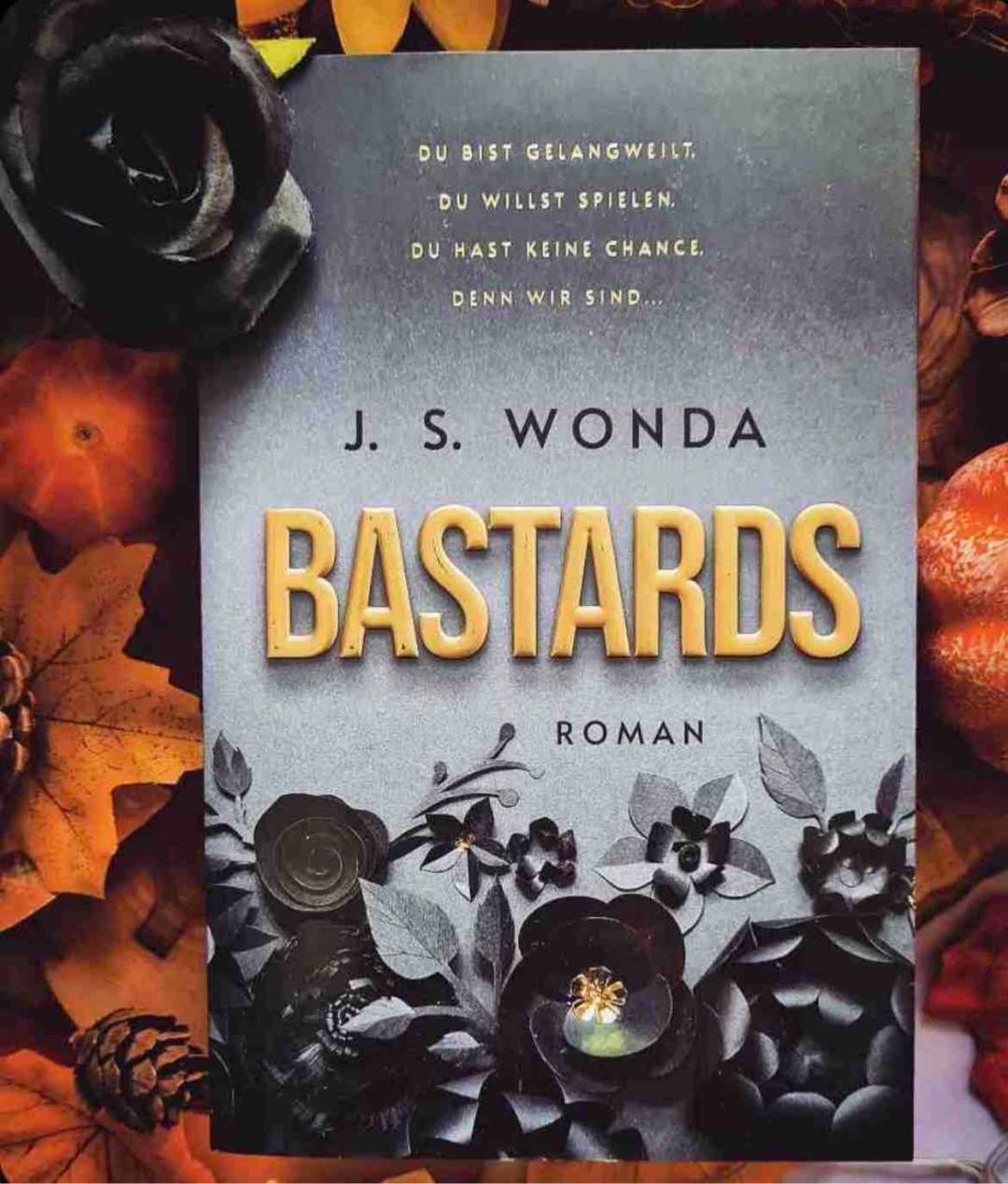 „Bastards“ ist mein 10. Buch was ich von Jane S. Wonda gelesen habe und es hat mich vollkommen überrascht und in seinen Bann gezogen. Alles ist eigentlich so verwirrend und verworren, gleichzeitig ergibt die ganze Geschichte so viel Sinn, dass ich es immer noch nicht fassen kann. Dieses Buch war so ein tolles Gefühlschaos, in das ich mich immer wieder gerne stürzen würde! Von mir gibt es eine klare, nein eine unbedingte Leseempfehlung!
