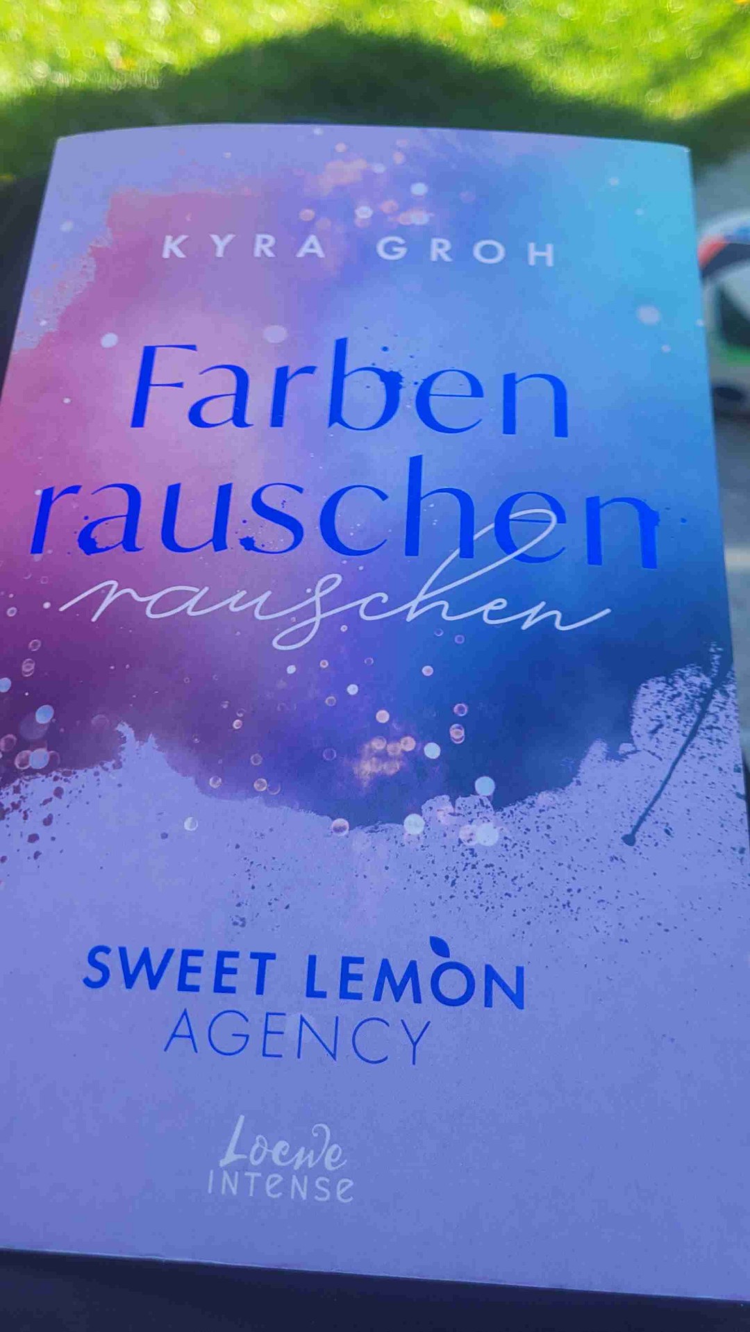 Very spicy....
Der 2. Band der Sweet Lemon Agency hat mir fast noch einen Ticken besser gefallen als der 1. Band.
Die Spannungen zwischen den beiden Protagonisten ist kaum auszuhalten. Ein ständiger Widerspruch zwischen eigener Akzeptanz und körperlicher Anziehungskraft. 
Und dann noch das tolle Cover dazu!
Absolute Empfehlung!!