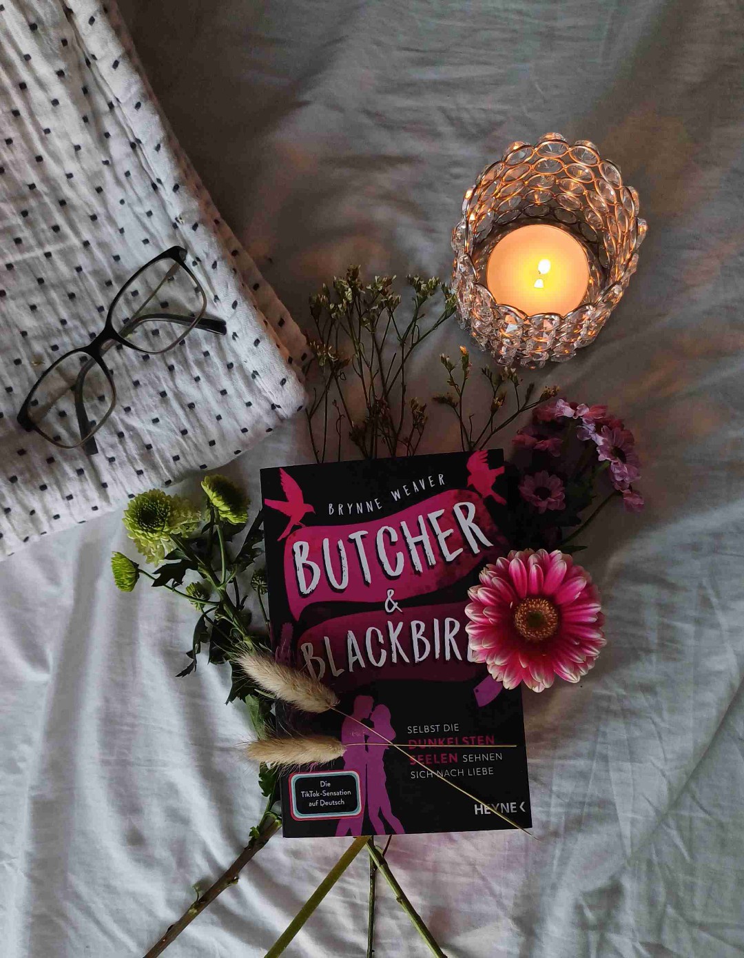 Wenn man mal etwas anderes lesen möchte, wie die typischen Thriller oder Dark Romances, dann ist dieses Buch perfekt. 
