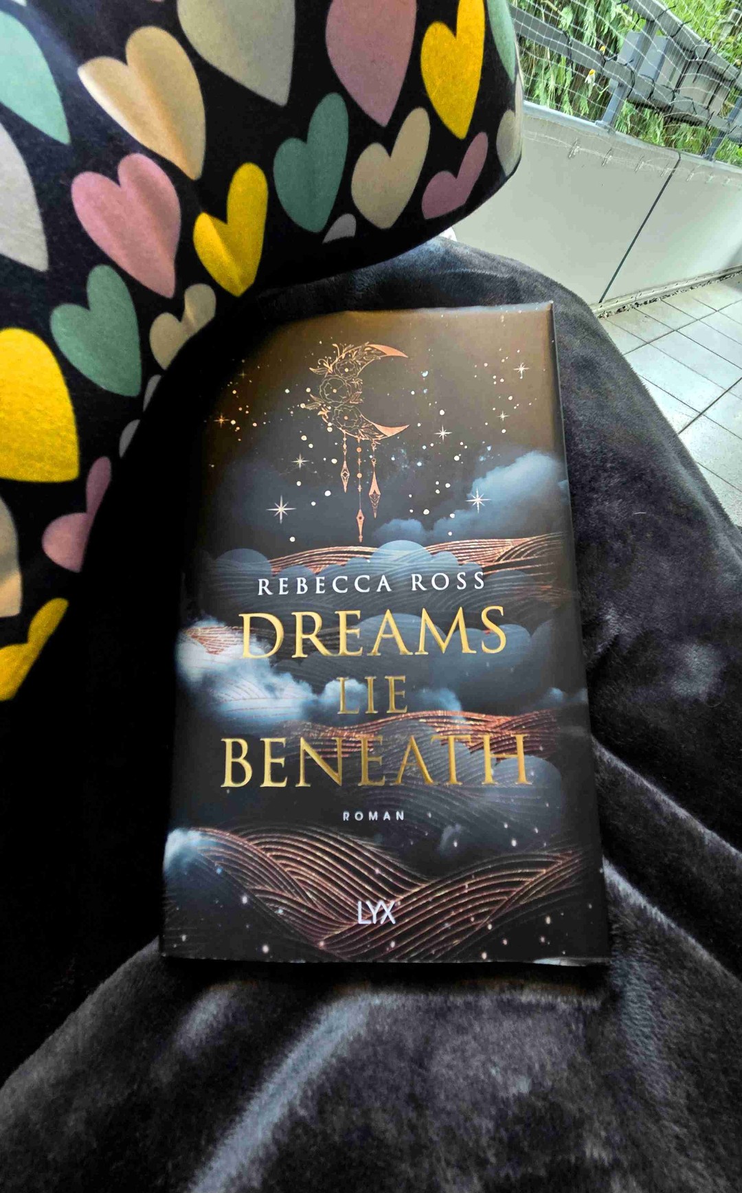 ✨ Zwischen Traum und Wirklichkeit: Dreams Lie Beneath von Rebecca Ross ✨

Ich bin absolut verliebt in diese Fantasygeschichte und den bezaubernden Farbschnitt! 🥰📖