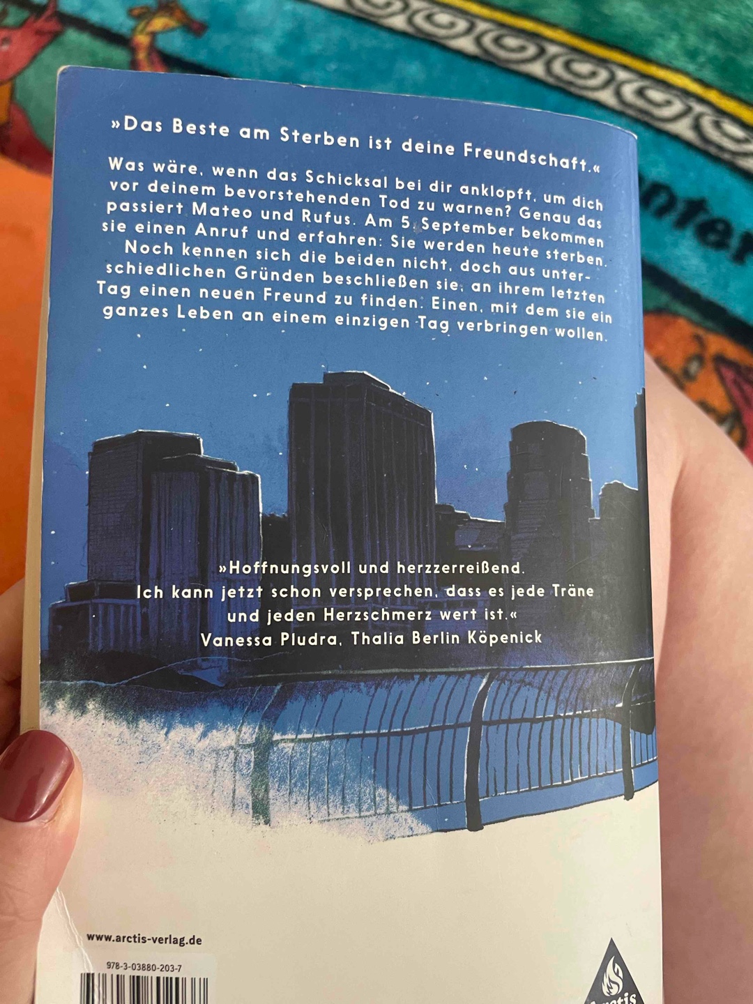 Ein emotionales, tiefgründiges Buch über das Leben, den Tod und die Bedeutung echter Verbindungen. Die Idee, den letzten Tag vorherzuwissen, ist originell umgesetzt und regt zum Nachdenken an. Insgesamt eine bewegende Geschichte, die lange im Gedächtnis bleibt.