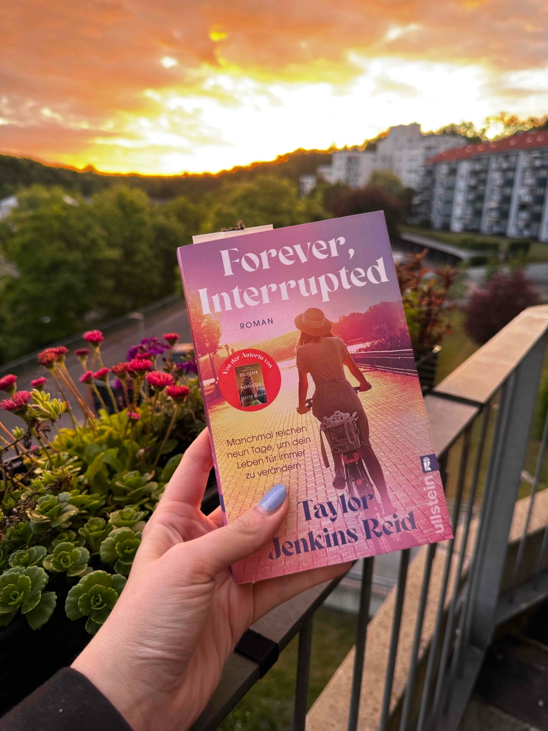 ⭐️⭐️⭐️⭐️½
Forever, Interrupted von Taylor Jenkins Reid ist ein bewegender Roman über Liebe, Verlust und die heilsame Kraft unerwarteter Verbindungen. Die Geschichte beginnt mit einem tragischen Verlust: Elsie verliert ihren Ehemann Ben nur wenige Tage nach ihrer heimlichen Hochzeit. Was folgt, ist ein eindringlicher Einblick in den Prozess der Trauerverarbeitung – ehrlich, roh und gleichzeitig hoffnungsvoll.