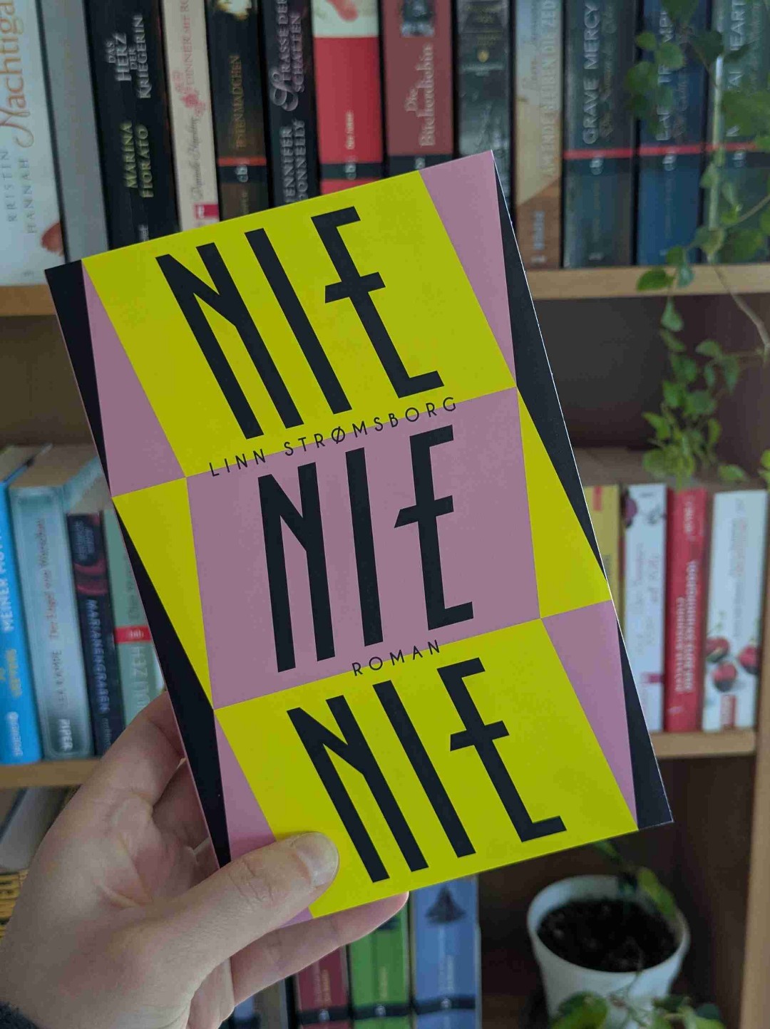 Tolles Buch über das Nicht-Muttersein.  Mich hat es nachdenklich gemacht und mir neue Perspektiven gezeigt und gleichzeitig in keiner Weise belehrt. Sehr besonders, sehr zu empfehlen.