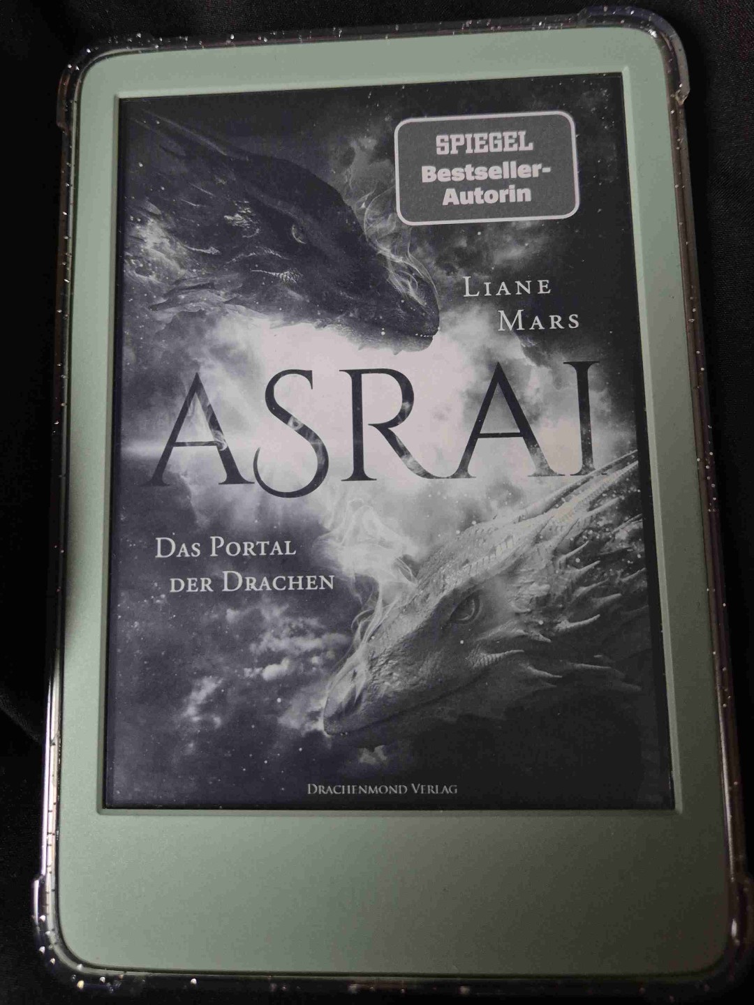 Ich bin tatsächlich gut in das Buch reingekommen. In der Mitte hat es sich gezogen und am Ende ging alles richtig schnell. Dennoch eine gute Story die ich auf jeden Fall weiter lesen möchte .😊