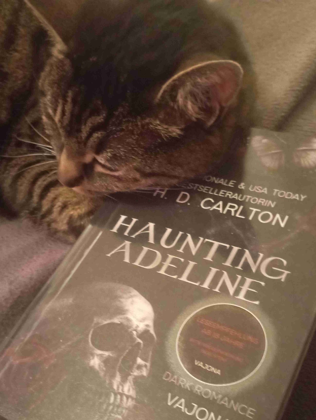 Da ich ausversehen meinen Beitrag gelöscht habe🙈, jetzt mit einem hübschen Bild.
Für mich war das Buch ein mittelmäßiger Thriller mit etwas spice. In punkto Dark Romance gibt es deutlich bessere Bücher. Die Grundidee ist gar nicht schlecht, aber aus meiner Sicht zäh umgesetzt und ich kann den Hype nicht ganz nachvollziehen. Optisch ist es aber wirklich ein Hingucker.