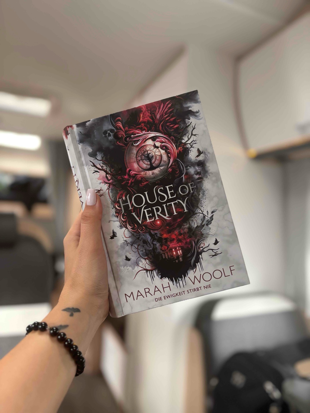 Wieder ein sehr gutes Buch, die ersten 250 Seiten haben sich ein bisschen gezogen, dann wurde es aber wieder sehr spannend! 🥰
