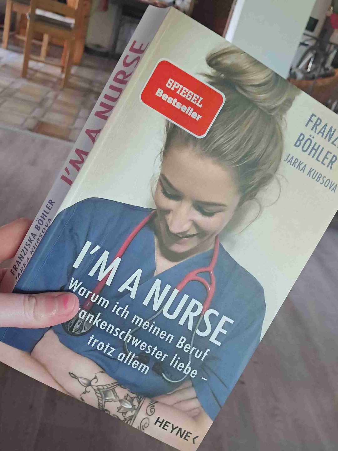 Tolles Buch, in dem einem sehr realistisch von dem Berufsbild der Pflegefachkraft erzählt wird.