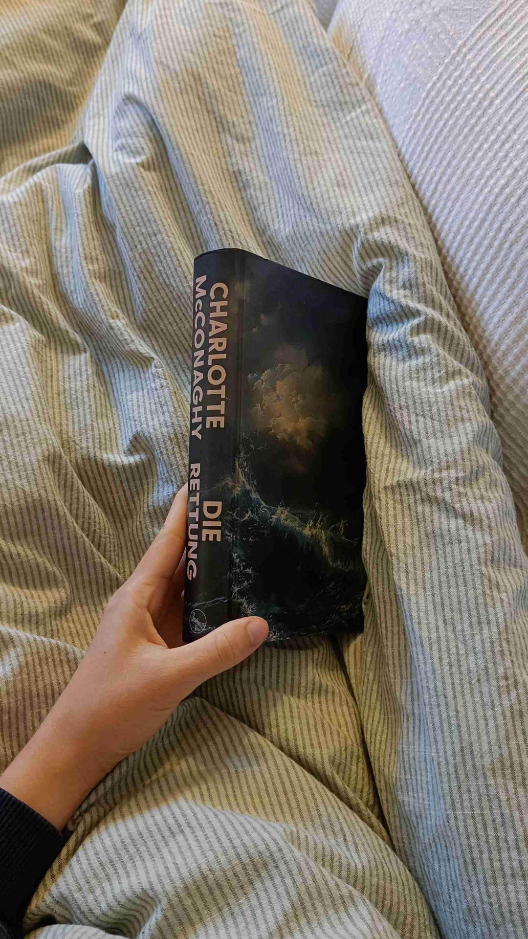 Charlotte McConaghy hat es wieder mal geschafft: 'Die Rettung' ist ein fesselndes, literarisches Werk, das Nature Writing, Spannung und Mystery gekonnt vereint. Mit großem Gespür für Sprache und Menschen erzählt McConaghy nicht nur eine spannende Geschichte, sondern wirft zugleich eindringliche Fragen zum Verhältnis von Mensch und Natur auf. Einige Dialoge und Gedanken werden mich nachhaltig begleiten.