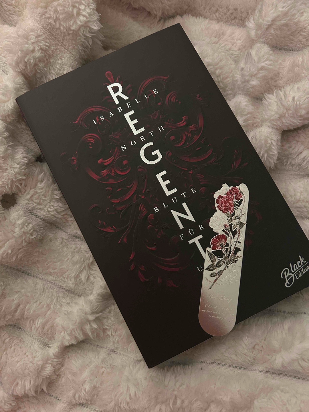 „Willkommen an der W&R Academy kleiner Hase“ ❤️‍🔥 
Was ein wilder 1 Teil der W&R Academy Reihe von Isabelle North 

⭐️⭐️⭐️⭐️

Spannend, düster und voller Spice

An der W & R Academy herrschen strenge Regeln — und die Regents: eine Gruppe mächtiger Vampire, die das Schicksal der Schüler in den Händen halten. Als Savannah, wild, rebellisch und nicht auf den Mund gefallen, an die Academy kommt, ahnt sie nicht, wie schnell sie ins Visier der Regents gerät. Zwischen verbotenen Gefühlen, gefährlichen Machtspielen und dunklen Geheimnissen muss sie sich behaupten – und bald entscheiden, wem sie trauen kann. Denn an dieser Schule kostet ein Fehler nicht nur das Herz, sondern vielleicht sogar das Leben