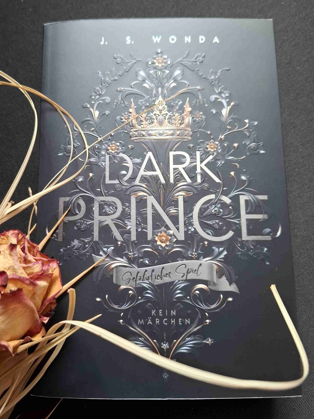 Mein erstes Dark Romance Buch! Was eine Spannung von Beginn an! Ich konnte das Buch kaum aus der Hand legen.