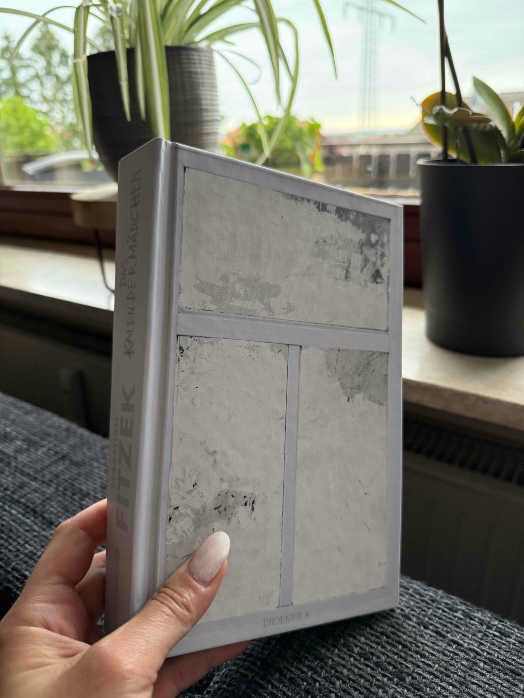 Erst ein wenig langatmig, dann aber doch so spannend, dass man das Buch nicht weglegen möchte.