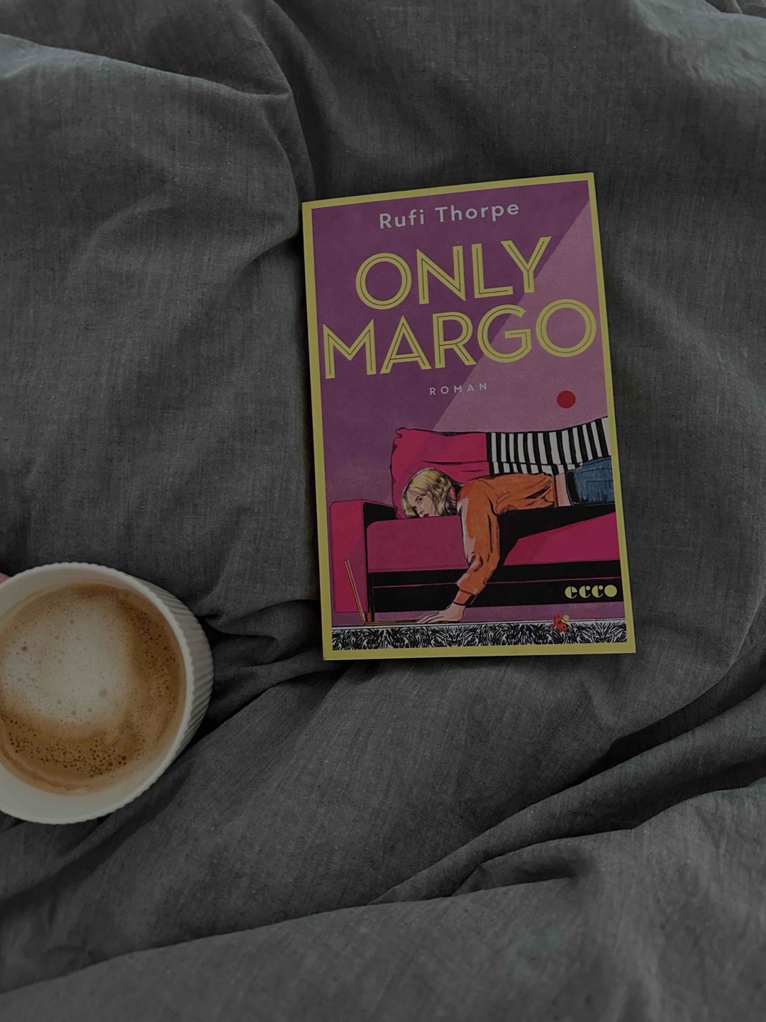 Margo ist jung, Mutter, pleite - und plötzlich auf OnlyFans. Was wie ein provokanter Plot klingt, wird bei Rufi Thorpe zu einem klugen, schrägen und emotional ehrlichen Roman über Selbstbestimmung, weibliche Körper, Geldnot und den Herausforderungen, denen Frauen gegenüberstehen.
Besonders finde ich die ungewohnliche Vater-Tochter-Beziehung, die zeigt, wie Liebe und Unterstützung abseits traditioneller Rollen funktionieren können.
Zwischen Witz, Schmerz und Gesellschaftskritik stellt der Roman unbequeme Fragen:
Was bedeutet Unabhängigkeit, wenn sie aus der Not entsteht? Wo endet Selbstbestimmung und wo beginnt Ausbeutung?
✨Empfehlung für alle, die starke Geschichten jenseits des Mainstreams suchen.