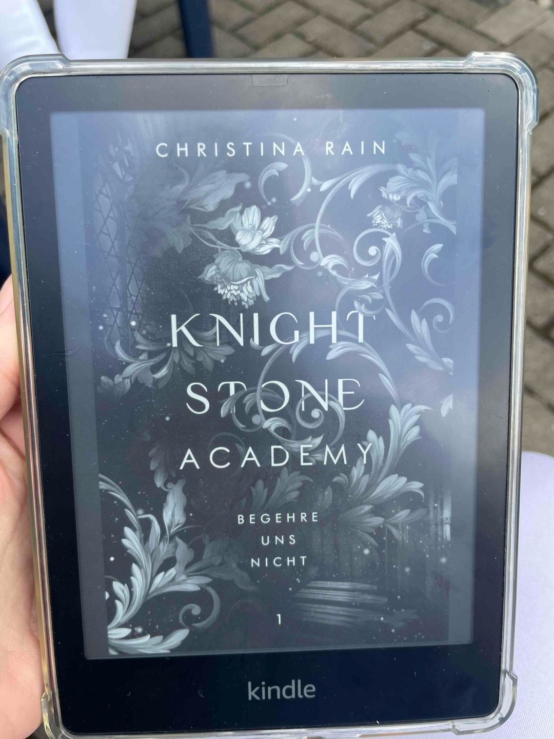 >>Willkommen an der Knightstone Academy. Dem Zuhause der mächtigsten angehenden Magier und dunkelsten Kreaturen.<<
