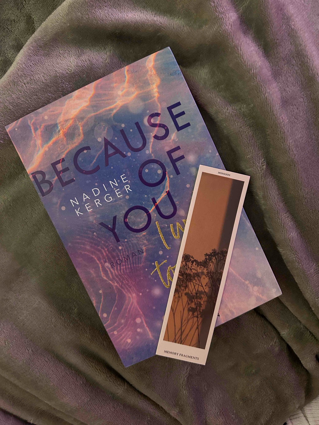 „Ich segele mit dir, wohin du willst“ ⛵️🩵

„Manchmal muss man alles verlieren, um das zu finden, was wirklich zählt.“

 ⭐️ ⭐️ ⭐️ ⭐️ 

„Because of You“ ist eine herrlich leichte Sommer-Romance mit Wohlfühlatmosphäre – perfekte Urlaubslektüre! Die Charaktere wirken sympathisch und real, das Setting ist liebevoll beschrieben und die Entwicklung von Josie und Blake ist nachvollziehbar. Die „verbotene Liebe“ zwischen Angestellter und Chef sorgt für Spannung, ohne sich in Dramen zu verlieren. Die Seite führt dich leicht durch die Story – ideal für entspannte Lesestunden.
