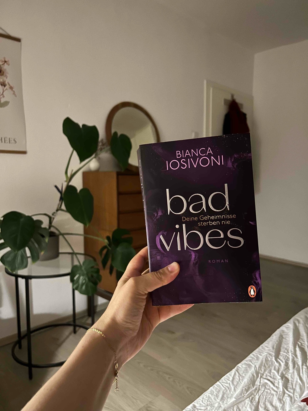 OMG. Ich habe dieses Buch verschlungen. Spannung von der ersten bis zur letzten Seite, wirklich gute Twists, großartig ausgearbeitete Charaktere und heißer, heißer Spice. Genau nach sowas hatte ich gesucht.