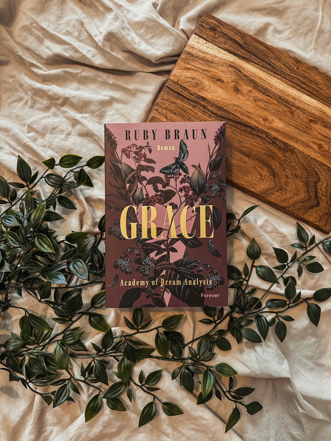 Grace ist eine gelungene Fortsetzung, die mit spannenden Enthüllungen und unerwarteten Wendungen überzeugt. Viele offene Fragen aus dem Vorgänger werden endlich beantwortet, was die Geschichte deutlich voranbringt. Etwas gestört hat mich, dass Mercy fast bis zur Hälfte des Buches im Schlaf gefangen war – dieser lange komatöse Zustand hat den Einstieg etwas gebremst. Dennoch bleibt das Buch insgesamt packend und fesselnd.