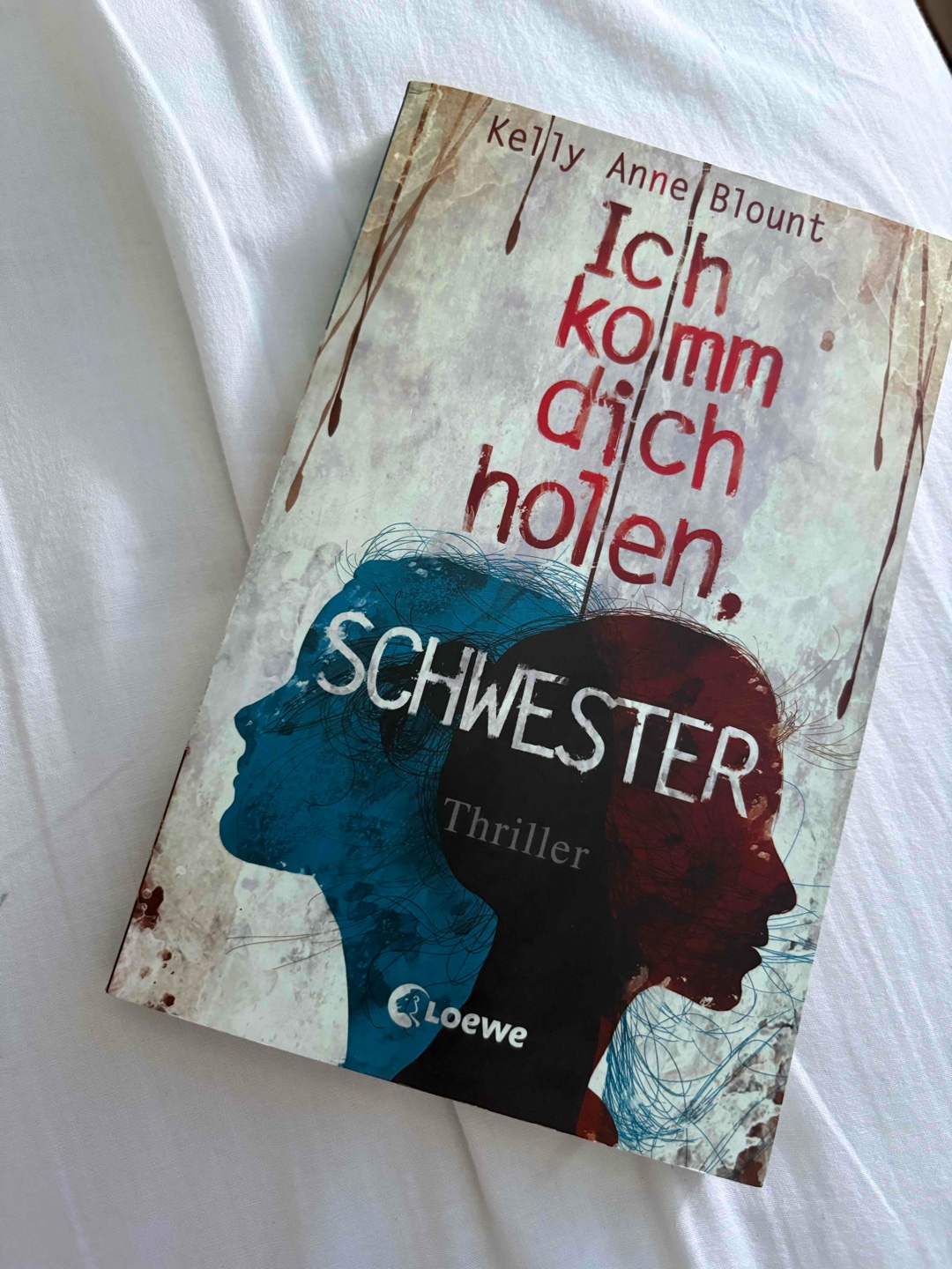 Ja was soll ich sagen, dieses Buch ist schon seit einer Ewigkeit auf meinem SUB und ich frag mich warum ich es noch nicht früher gelesen habe. Dieses Buch war einfach wow. Erst die Entführung und die ganzen Scenen danach einfach perfekt. Ich habe noch nie jemanden in einem Buch gehasst, wie in diesem. Ey Alexa ist so eine schlimme Person ich frage mich wie man so einen Hass auf seine eigene Schwester haben kann😱 und dieses Ende bin mir immer noch nicht sicher wer von den beiden am Ende gestorben ist, das einzige was blöd ist an dem Buch das Ende bleibt offen, und ich hab gegoogelt es gibt leider keinen zweiten Teil. 😒