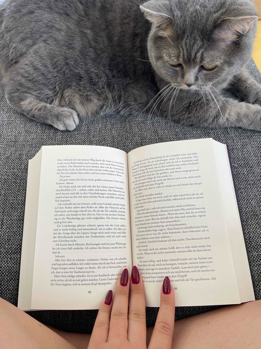 Tolles Buch! mit sehr guten Plottwist und sehr guten Hauptfiguren, die wachsen in ihrer Persönlichkeit. Könnte er ein Jugendroman mit viel Spice und Gewalt sein, aber hat mir sehr gut gefallen.
