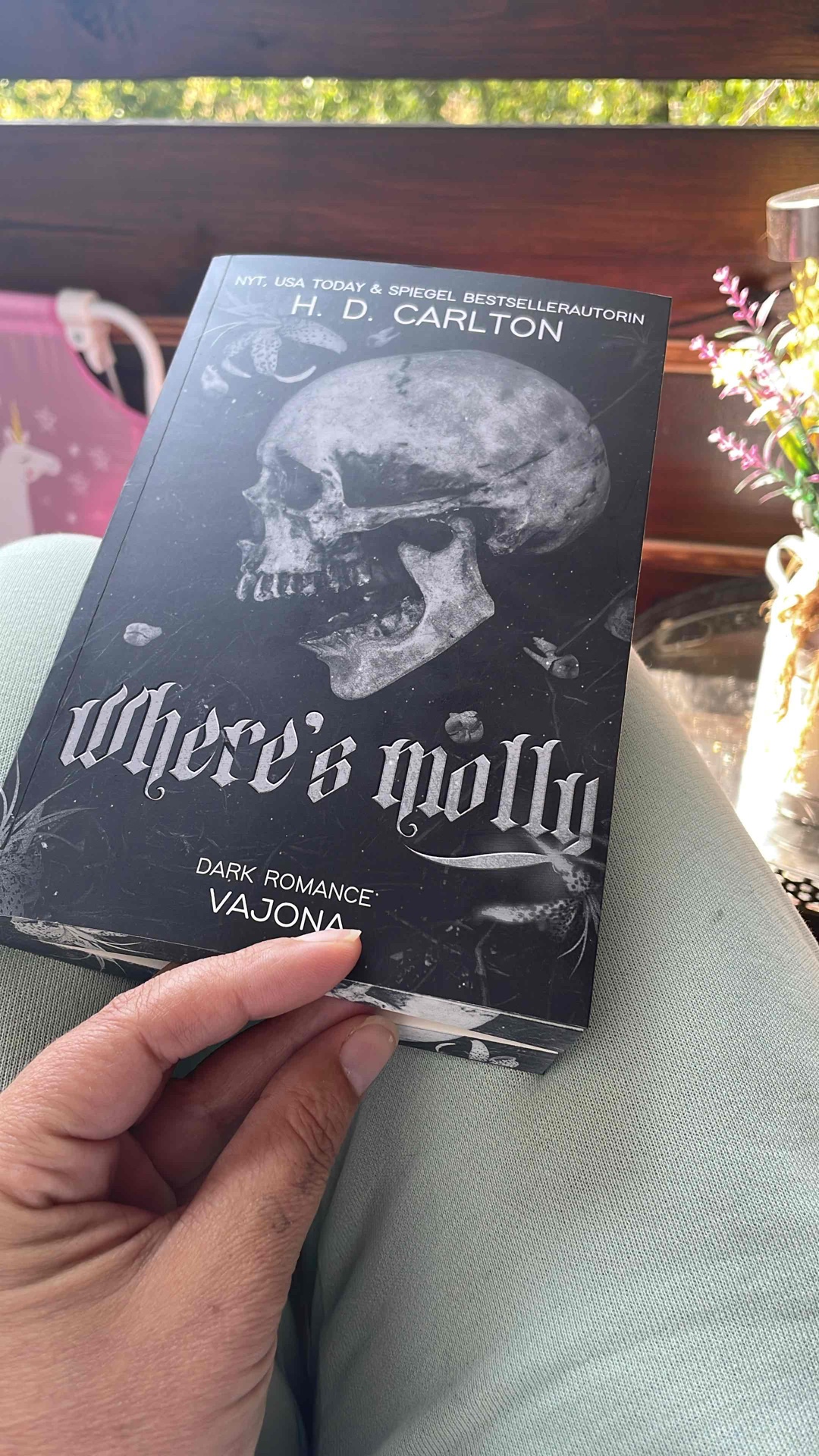 Seit ich Hunting Adeline gelesen habe, wollte ich mehr über Molly und ihre Schwester wissen. Wer war sie, was ist mit ihr geschehen…. Ich bin so froh dieses Buch gelesen zu haben, es hat mich so berührt ihr Lebens und Leidensweg zu erfahren. Eine wahnsinnig starke Frau. Am Ende gibt es noch eine kleine Überraschung, die ich aber nicht mal andeutungsweise nennen kann ohne zu Spoilern. Ich mag das Buch. 